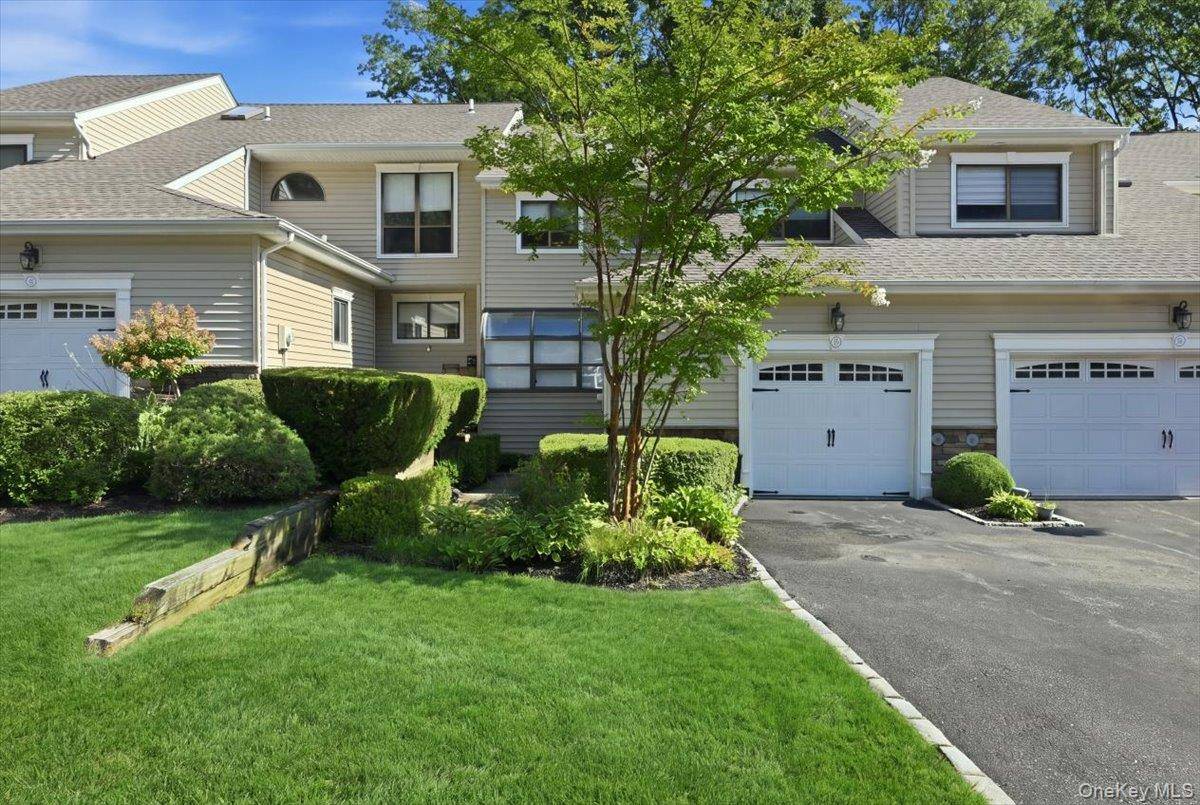 49 Villas CIR, Melville, NY 11747