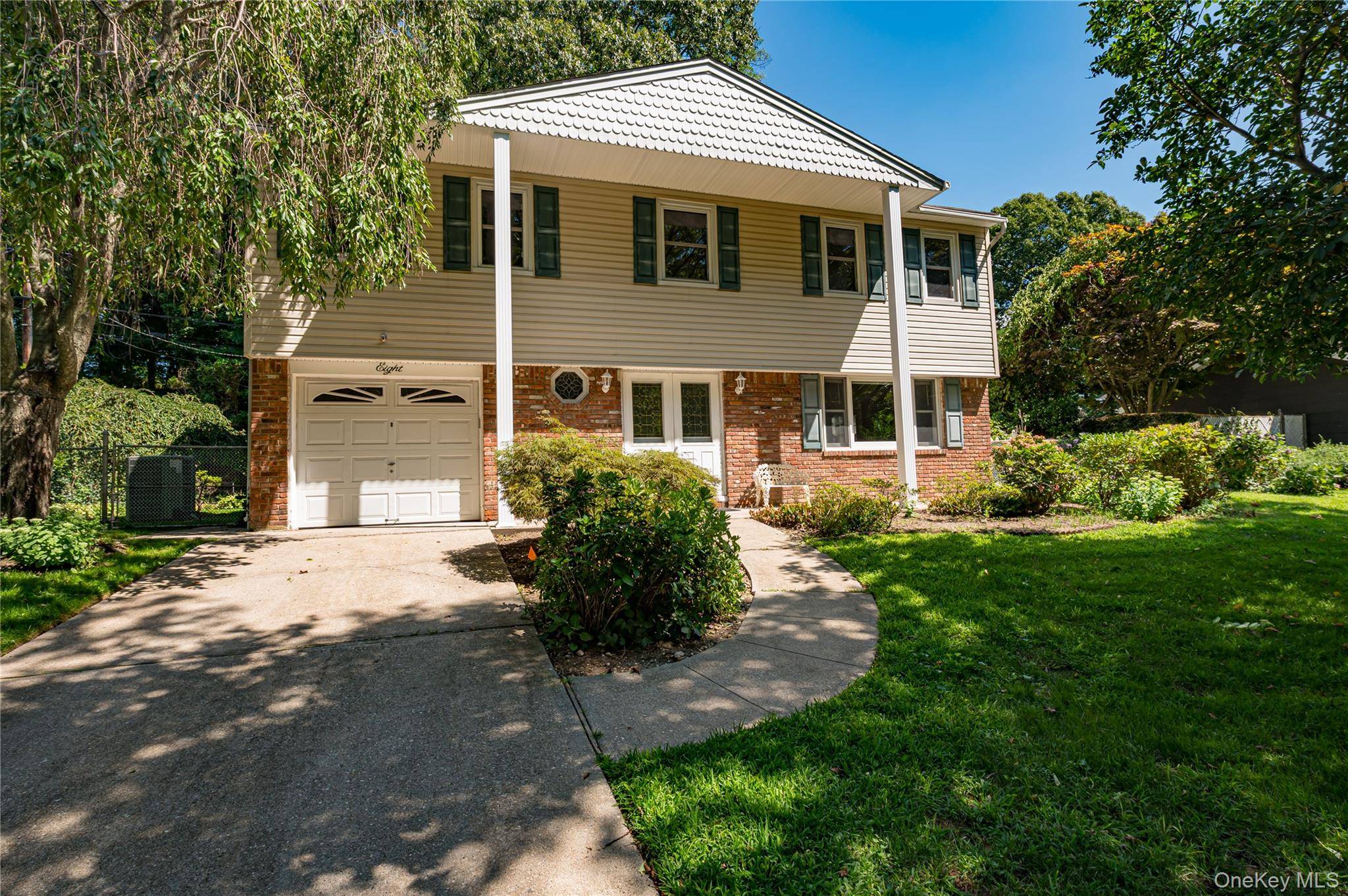 8 Salisbury DR, East Northport, NY 11731