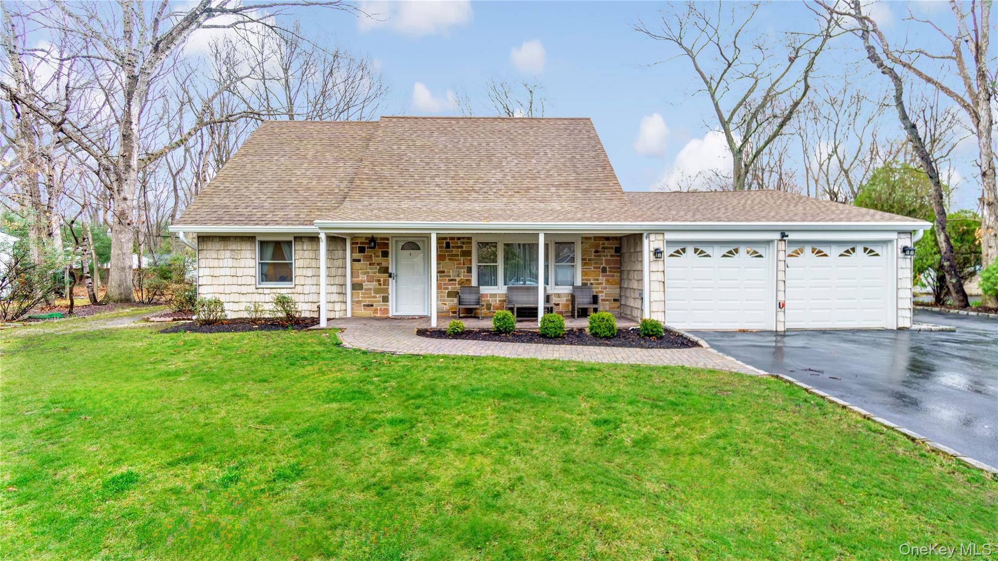 33 Spencer LN, Stony Brook, NY 11790