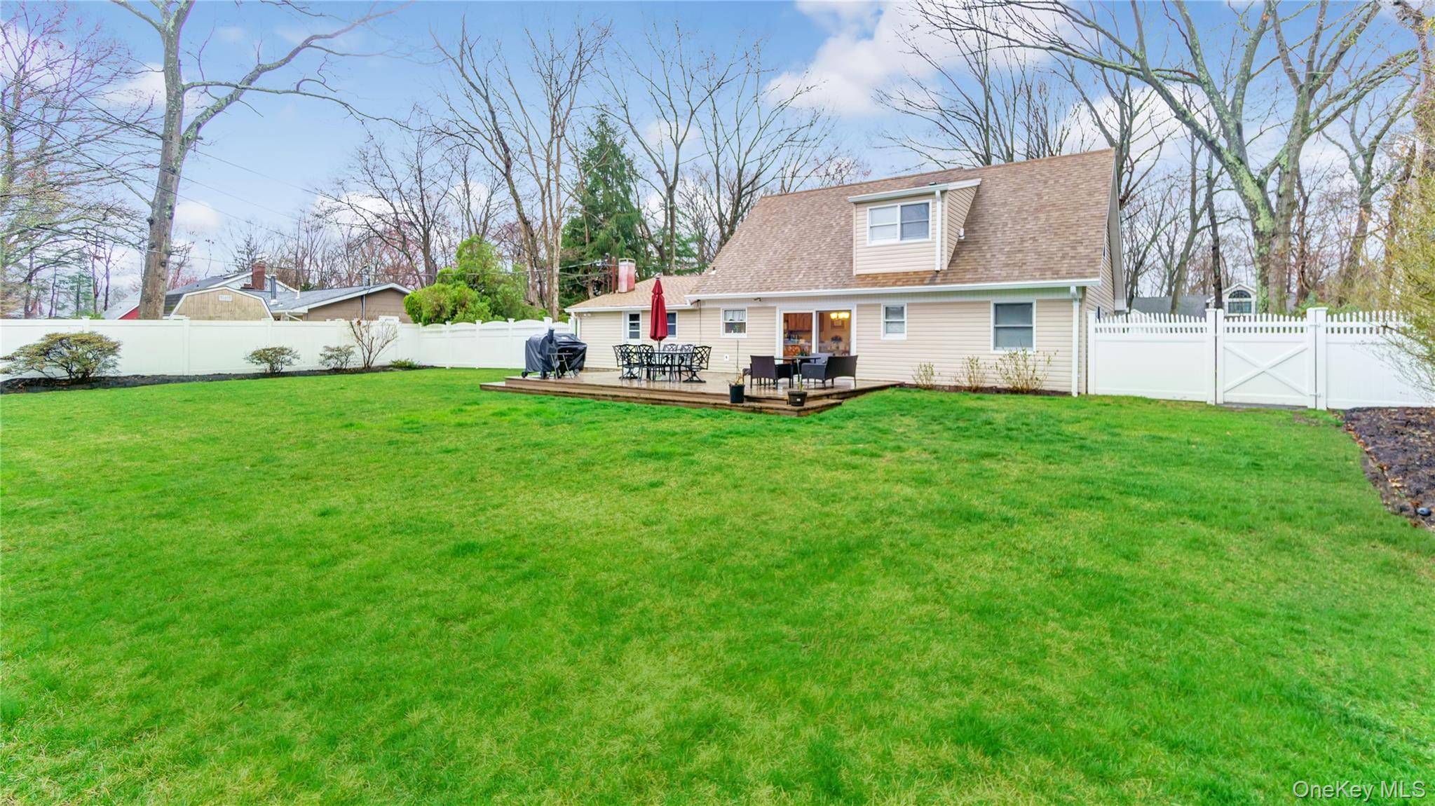 33 Spencer LN, Stony Brook, NY 11790