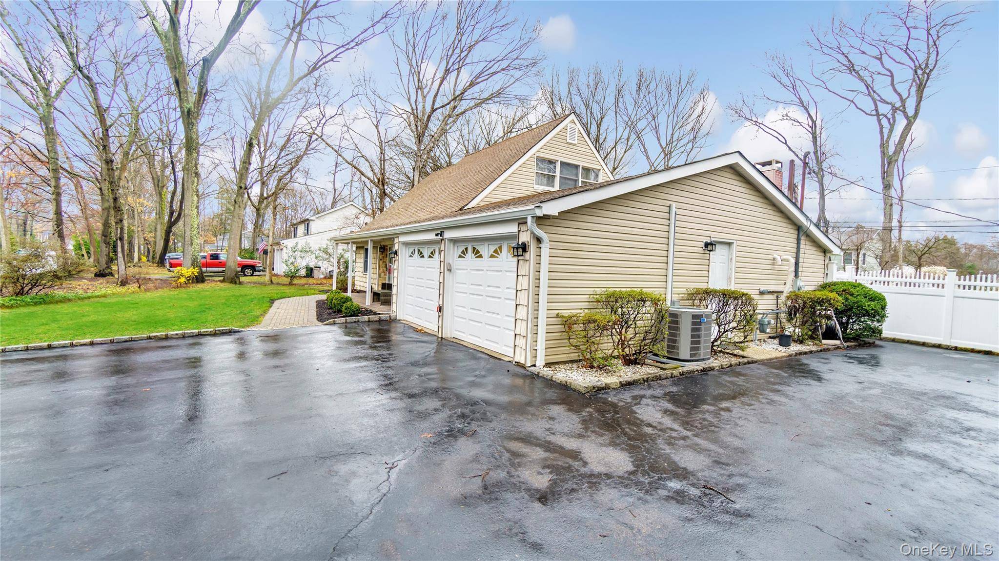 33 Spencer LN, Stony Brook, NY 11790