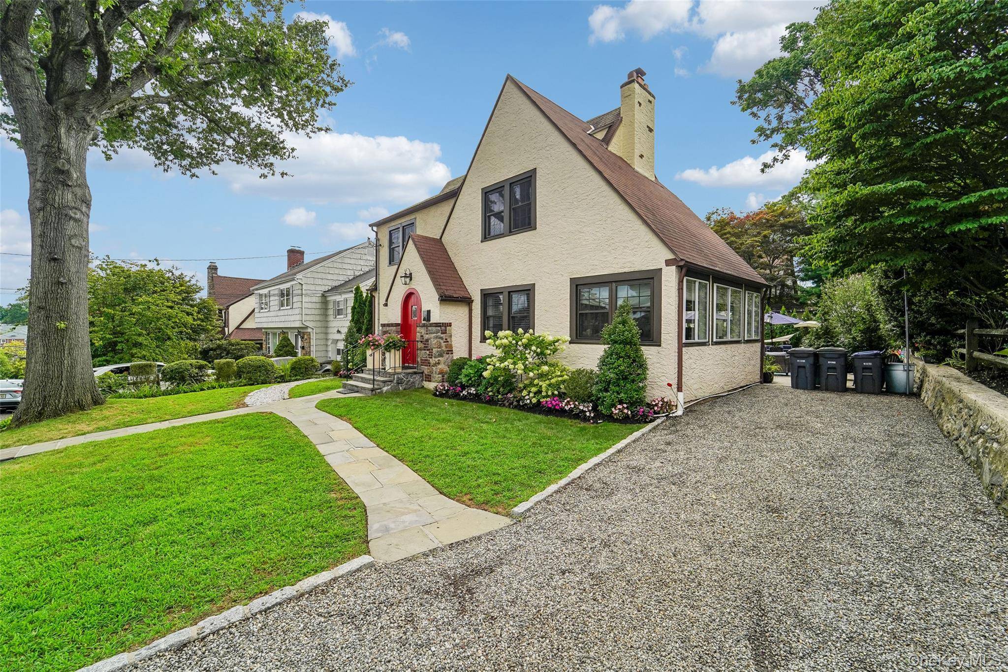 7 Parkview CT, White Plains, NY 10603