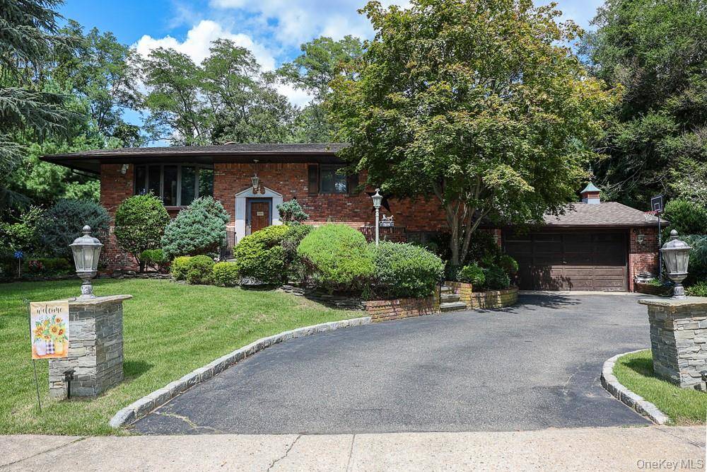 3 Mackay DR, Hauppauge, NY 11788