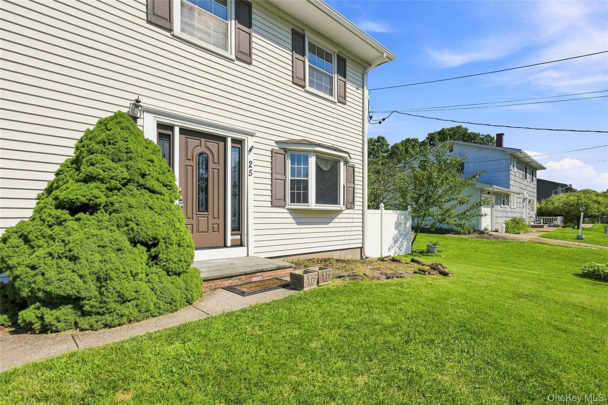 25 Harvey LN, Ronkonkoma, NY 11779