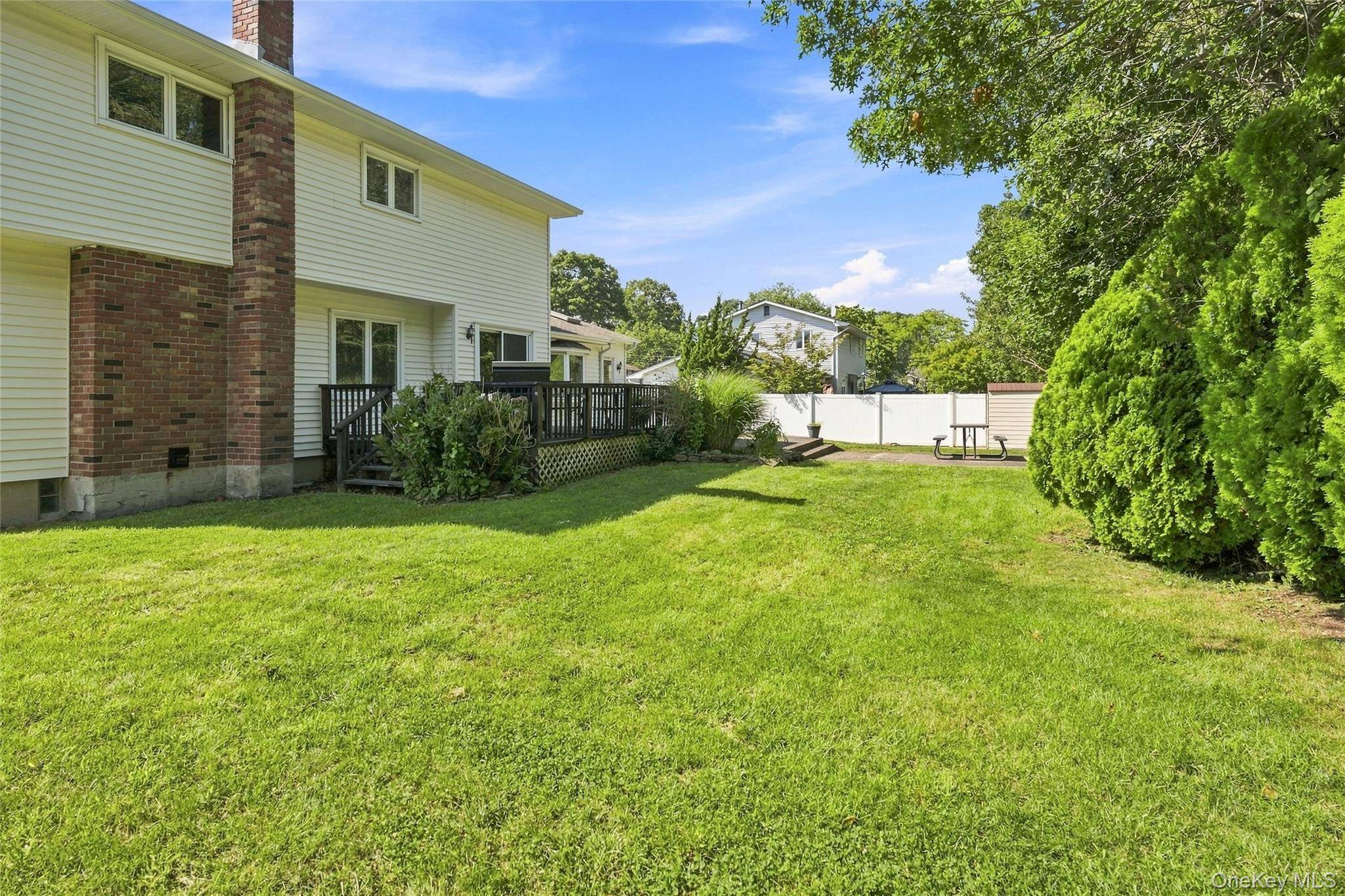 25 Harvey LN, Ronkonkoma, NY 11779