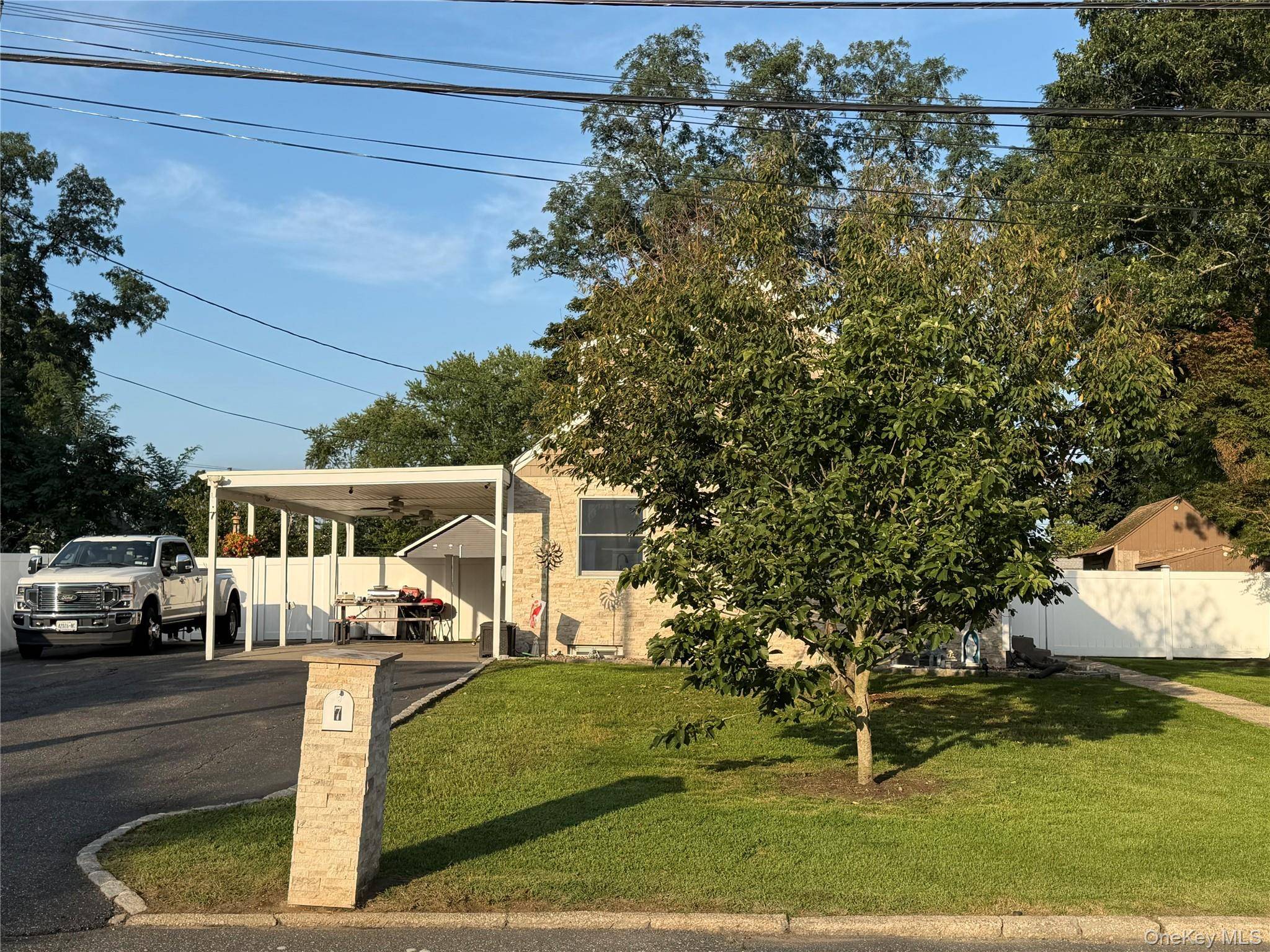 7 Crystal LN, Brentwood, NY 11717
