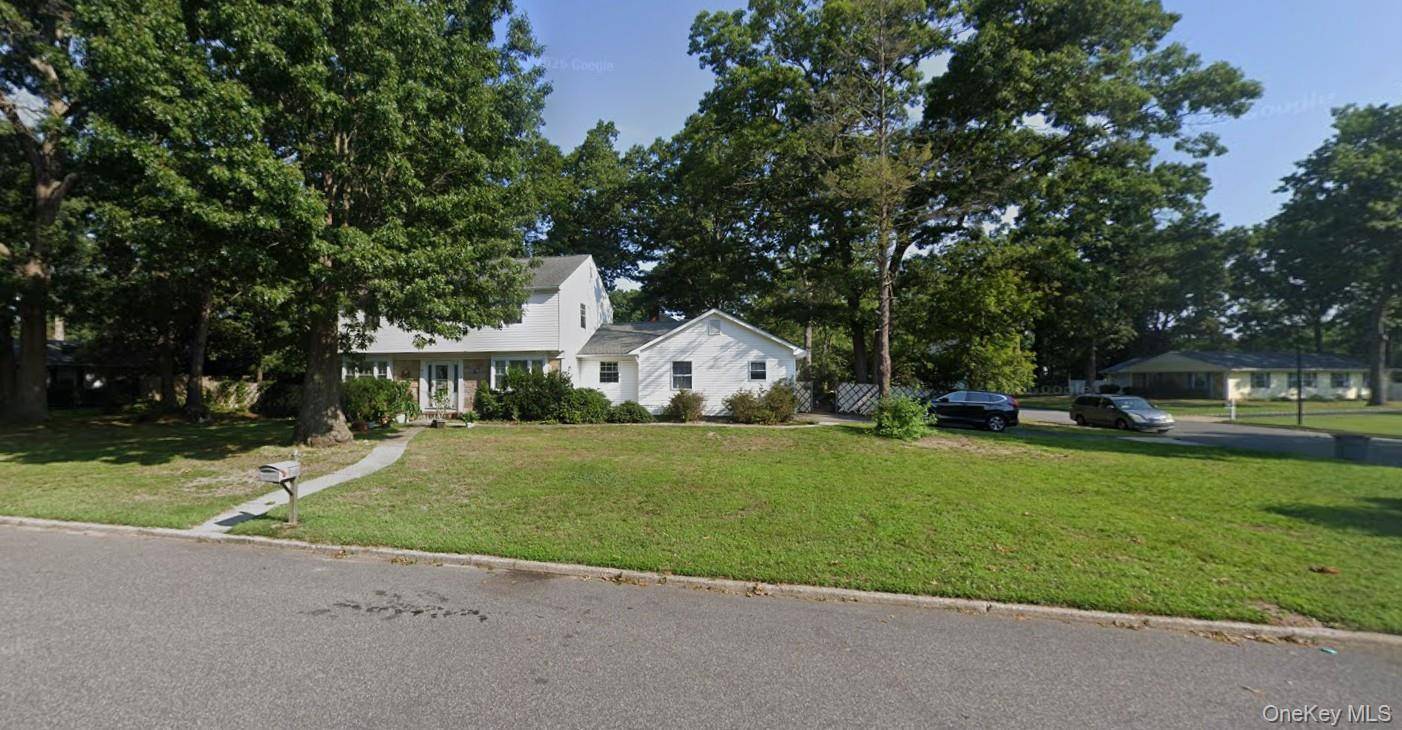 27 Whitmore LN, Coram, NY 11727