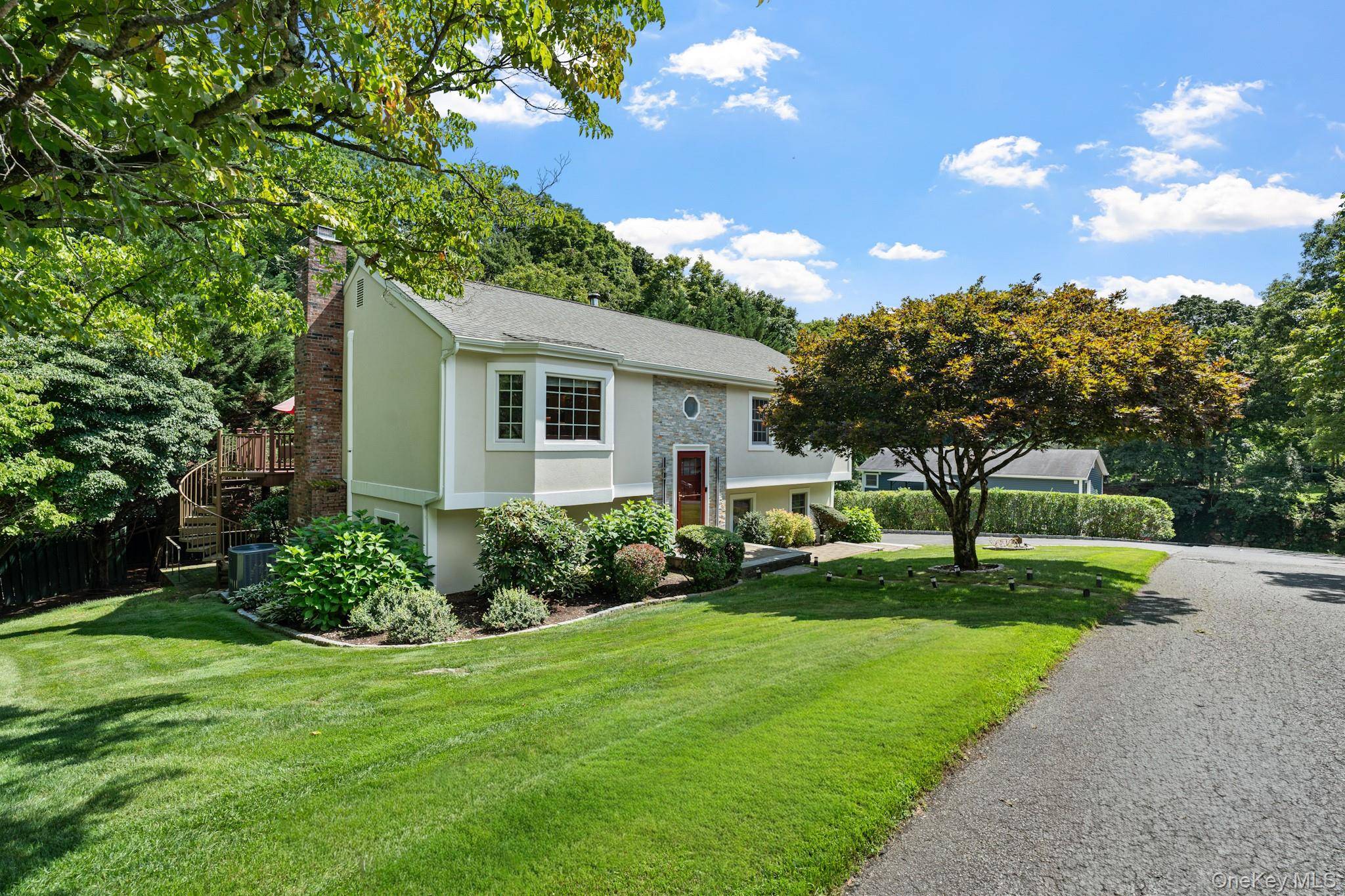 3 Douglas DR, Pleasantville, NY 10570