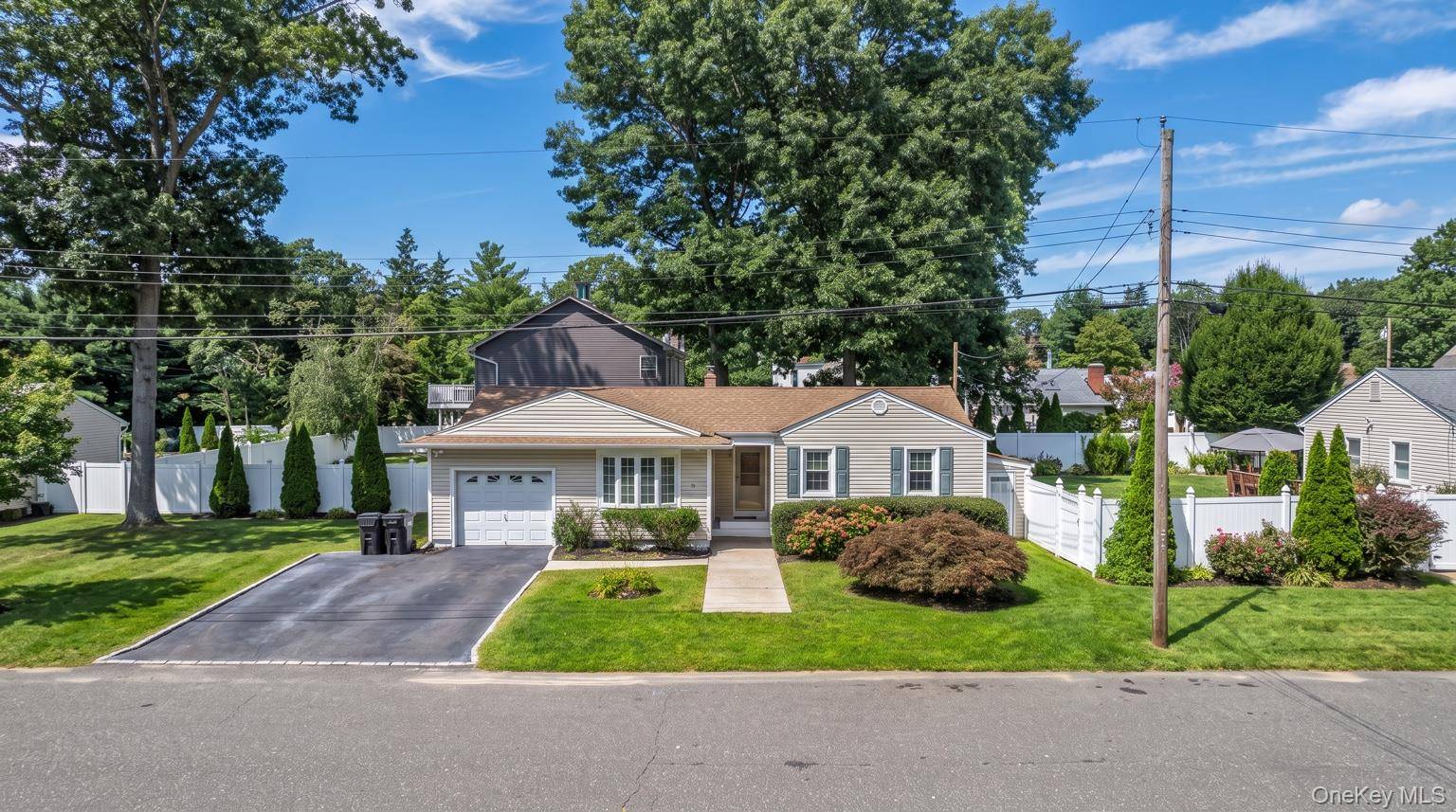 91 Haynes AVE, West Islip, NY 11795