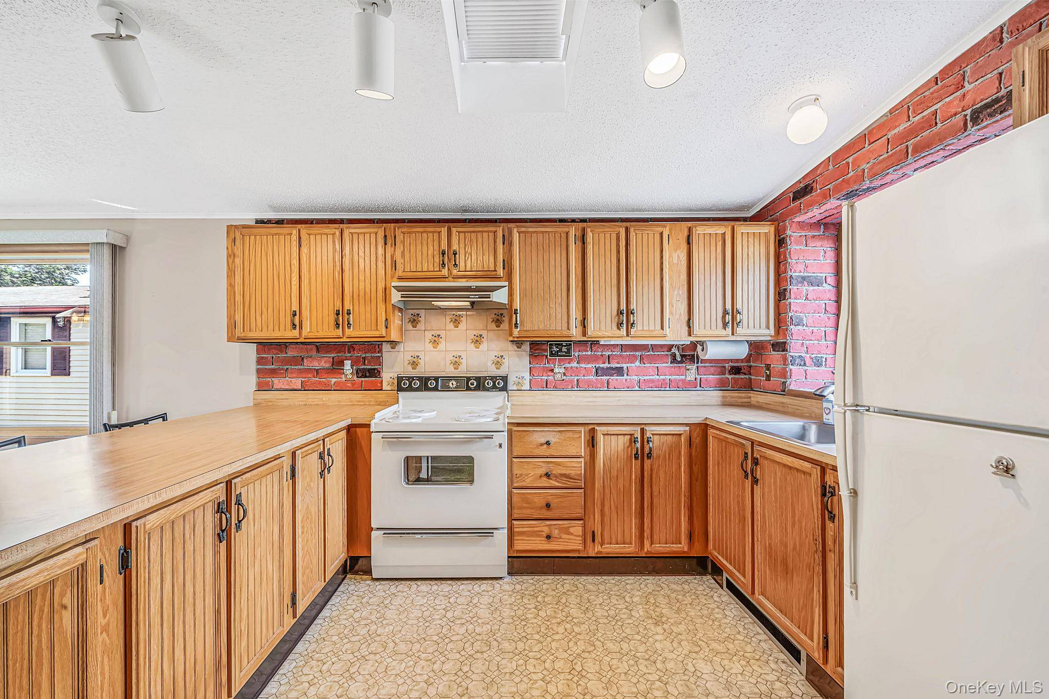 17 Dogwood LN, Manorville, NY 11949