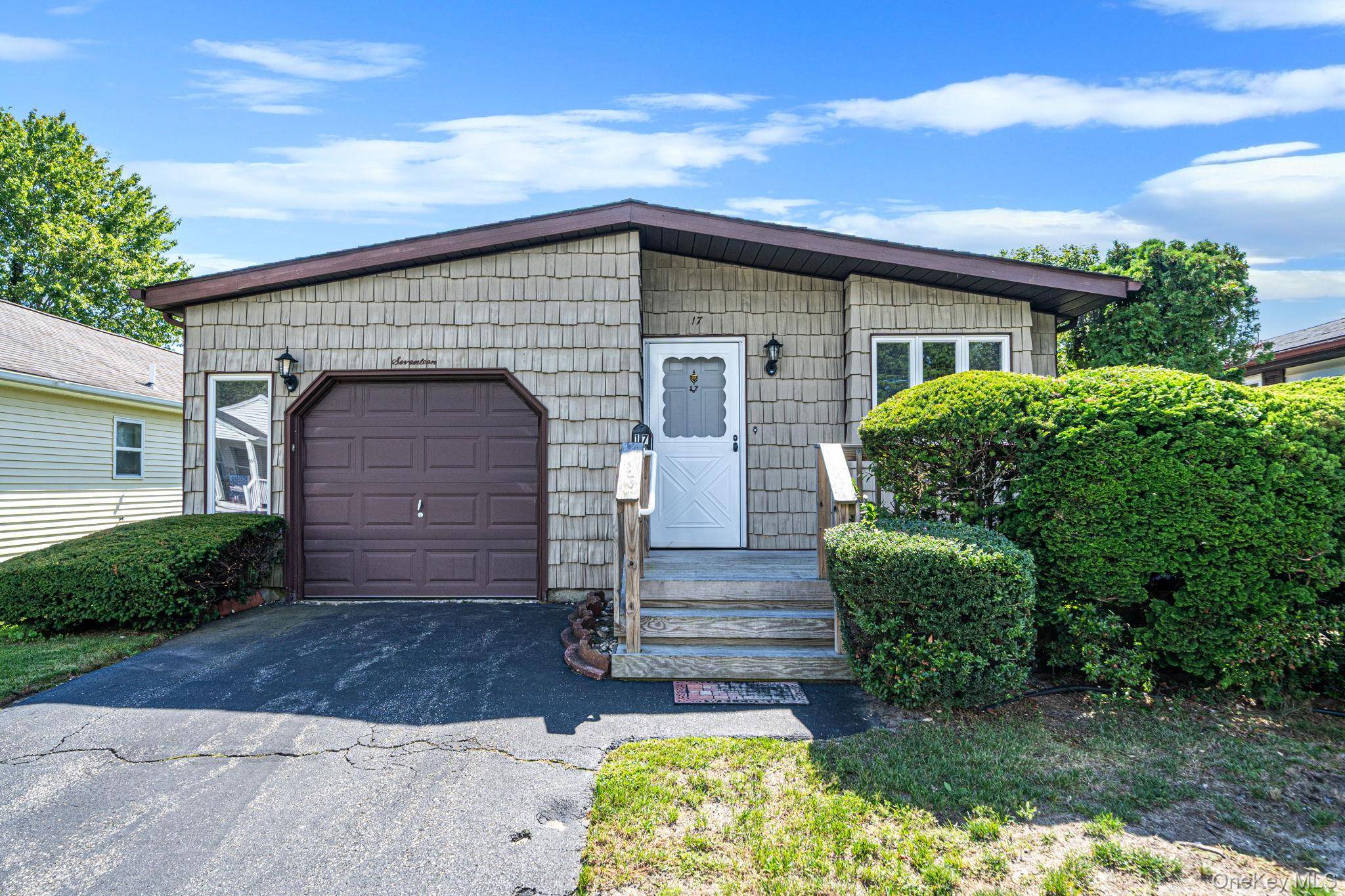 17 Dogwood LN, Manorville, NY 11949