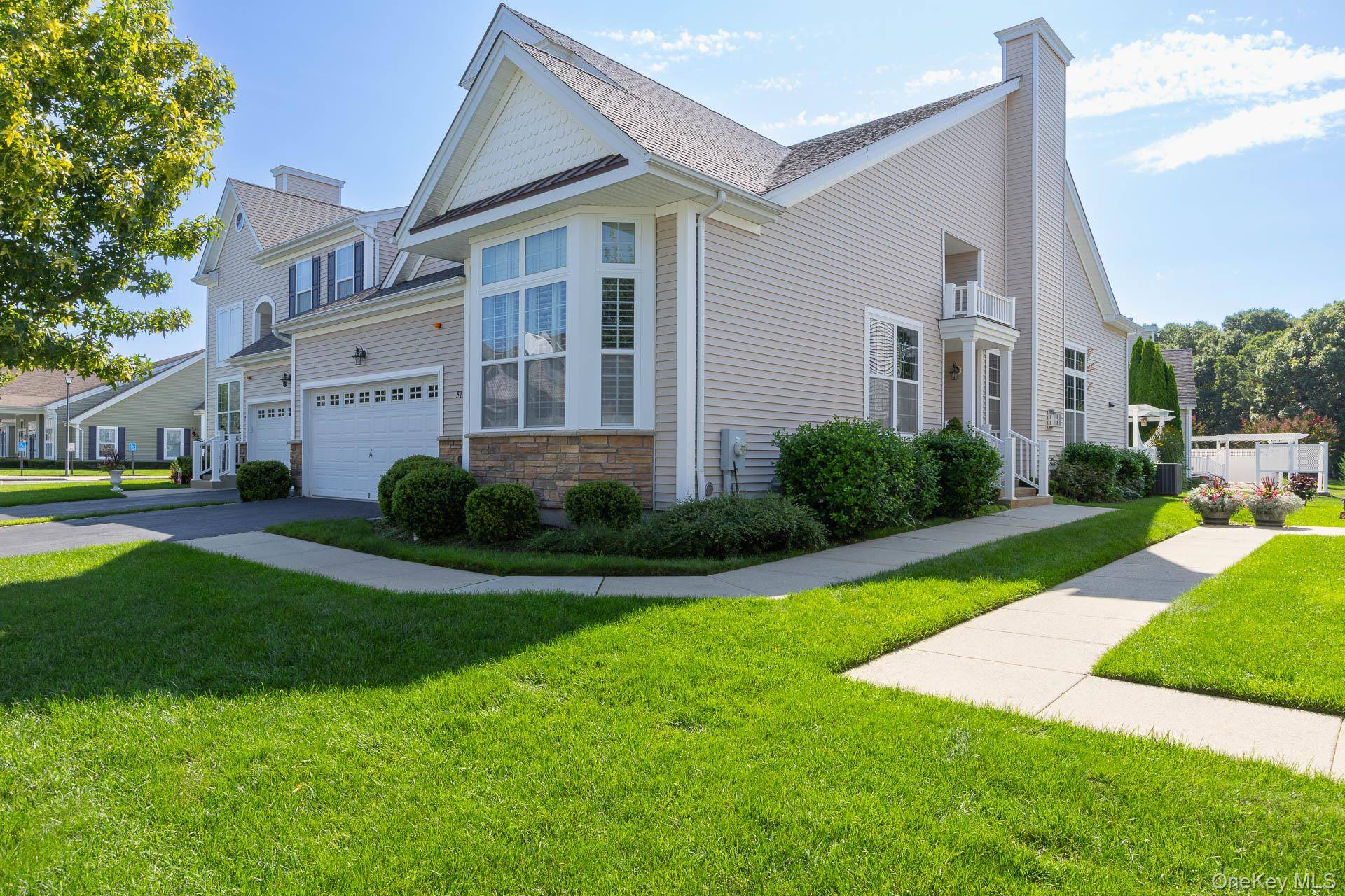 51 Toni CT, Center Moriches, NY 11934