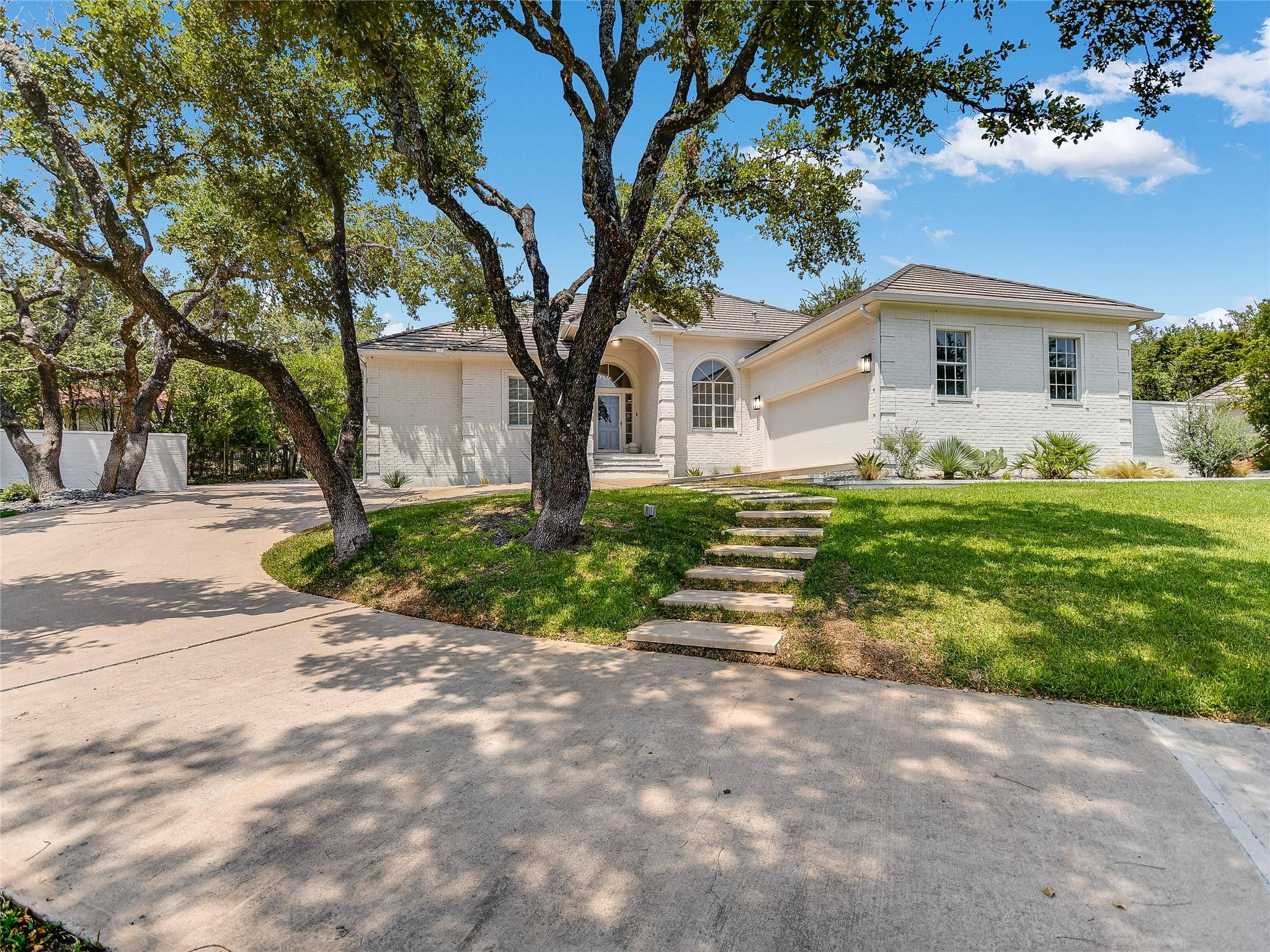 75 Stillmeadow DR, The Hills, TX 78738