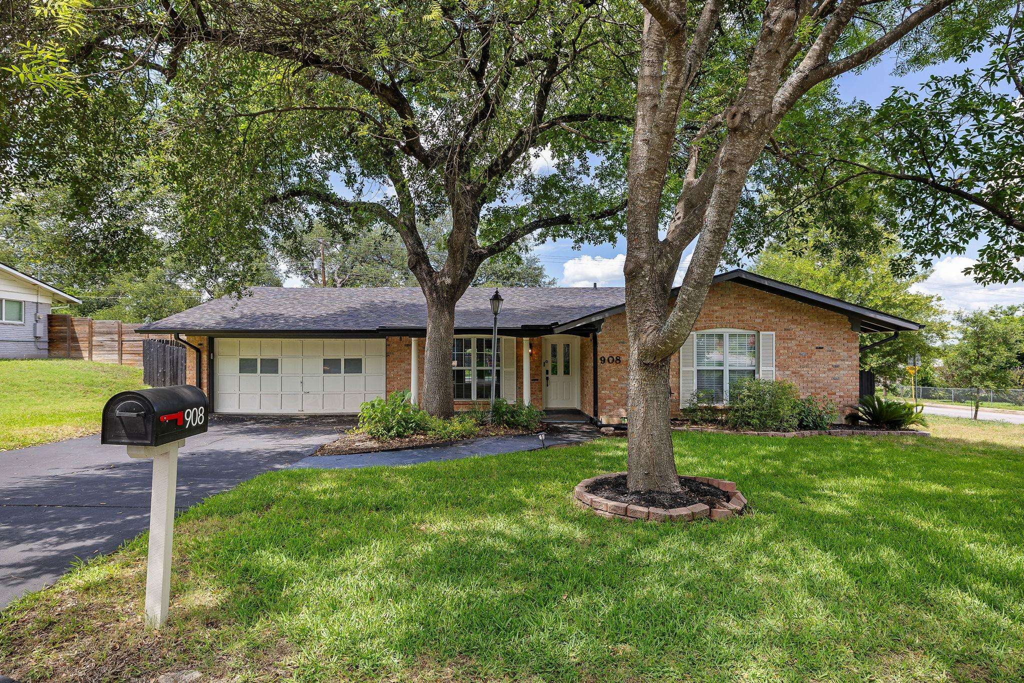 908 Hollybluff ST, Austin, TX 78753