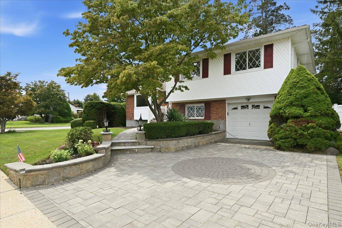 90 Grohmans LN, Plainview, NY 11803