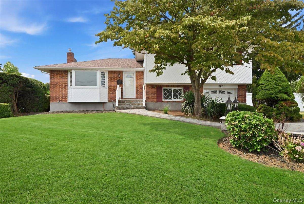 90 Grohmans LN, Plainview, NY 11803
