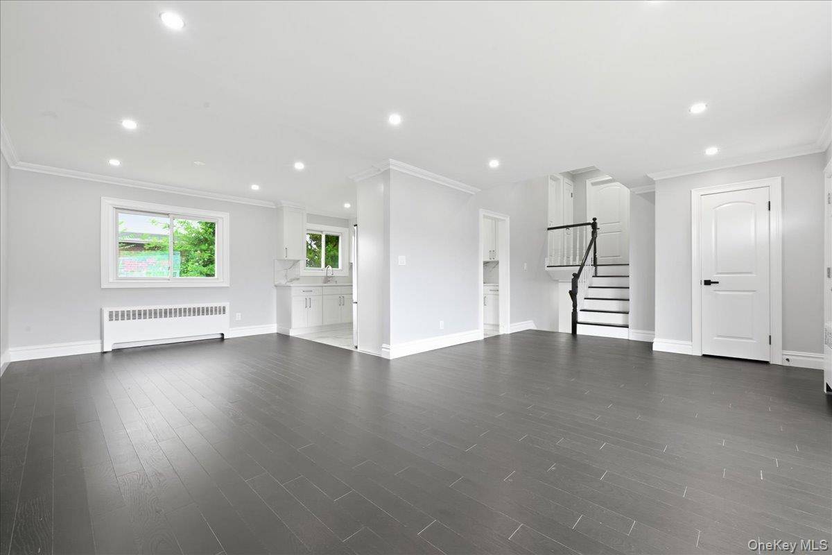 90 Grohmans LN, Plainview, NY 11803