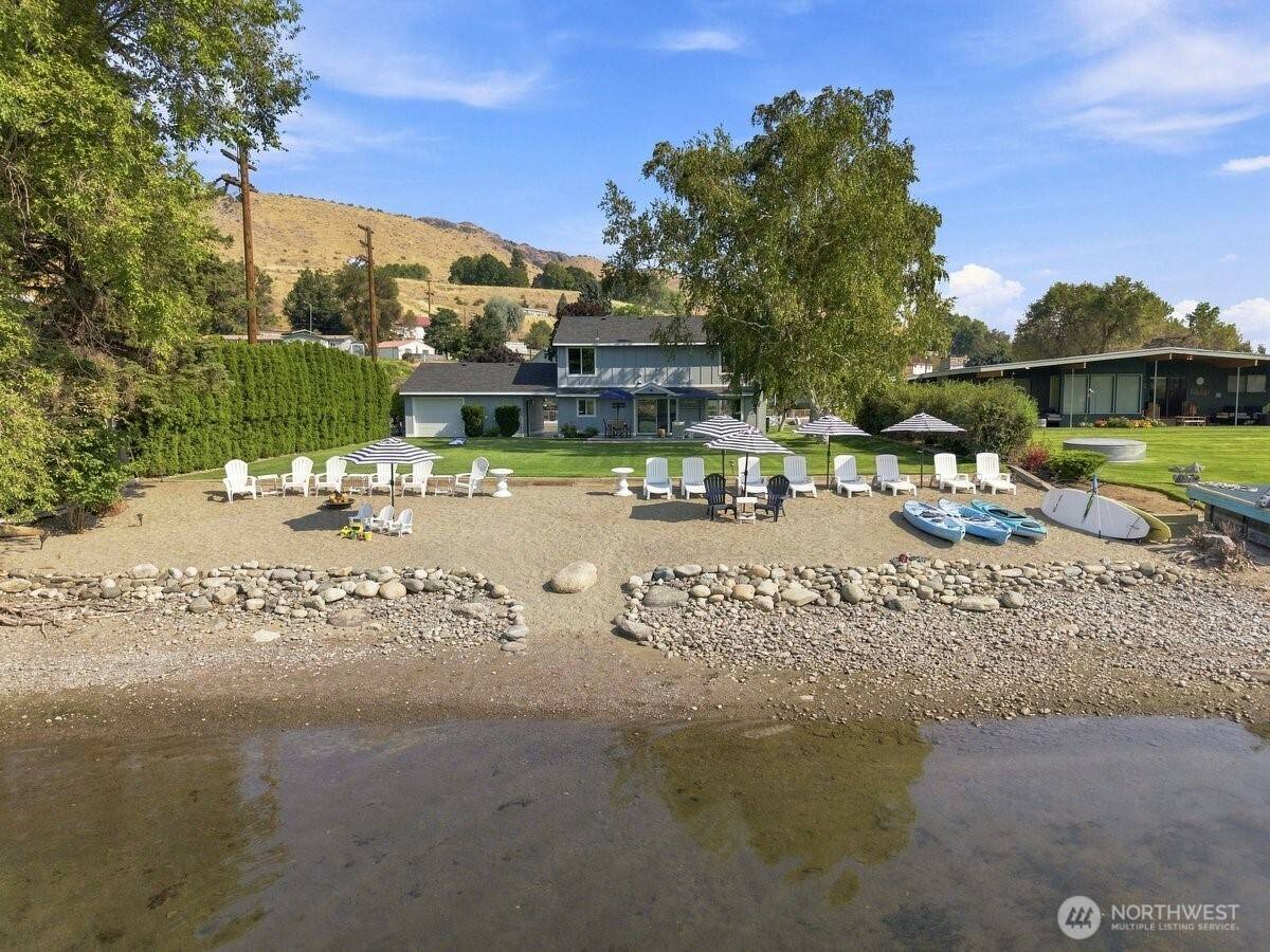 663 Riverside DR, Pateros, WA 98846