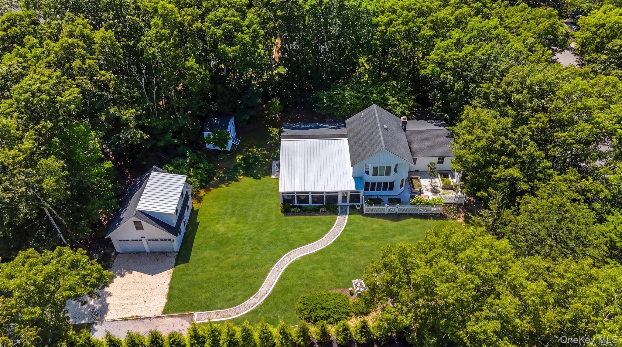 36 Breezy DR, Sag Harbor, NY 11963