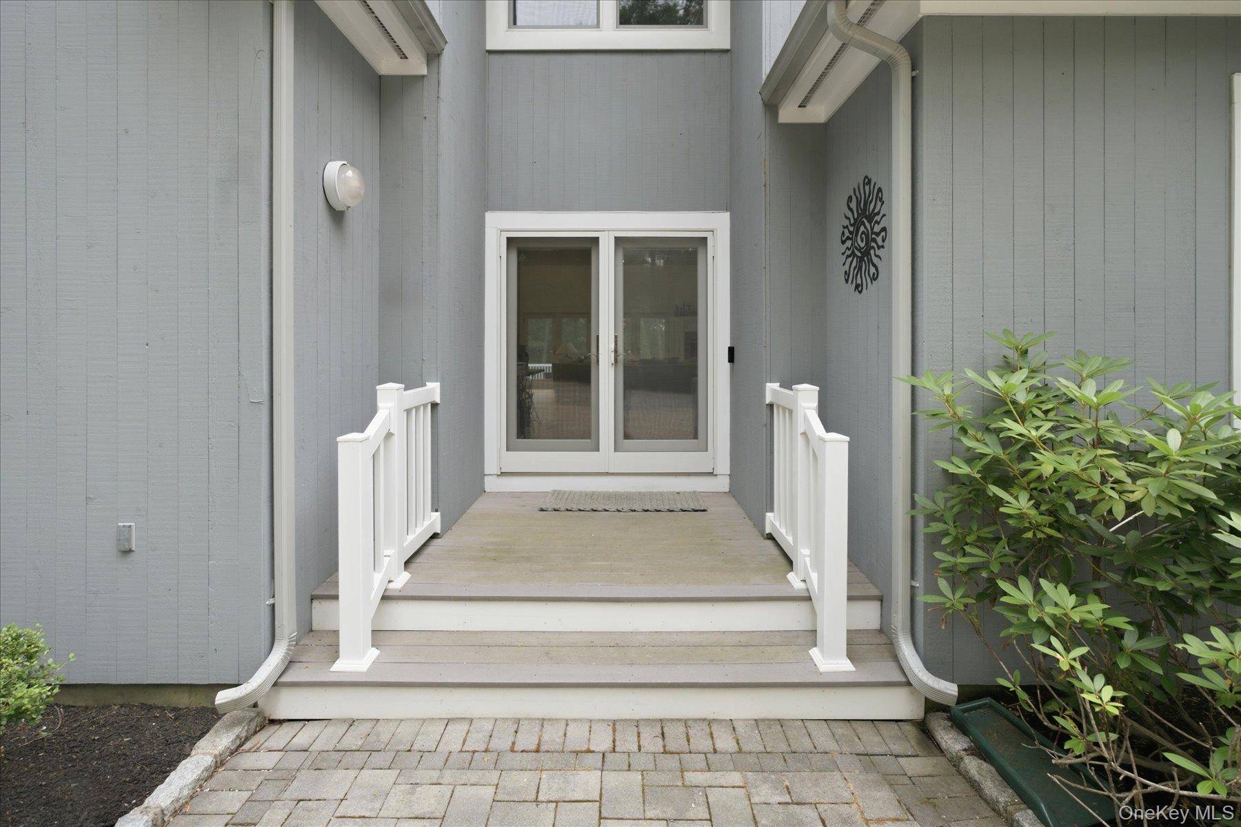 90 Lakeside LN, Westhampton, NY 11977