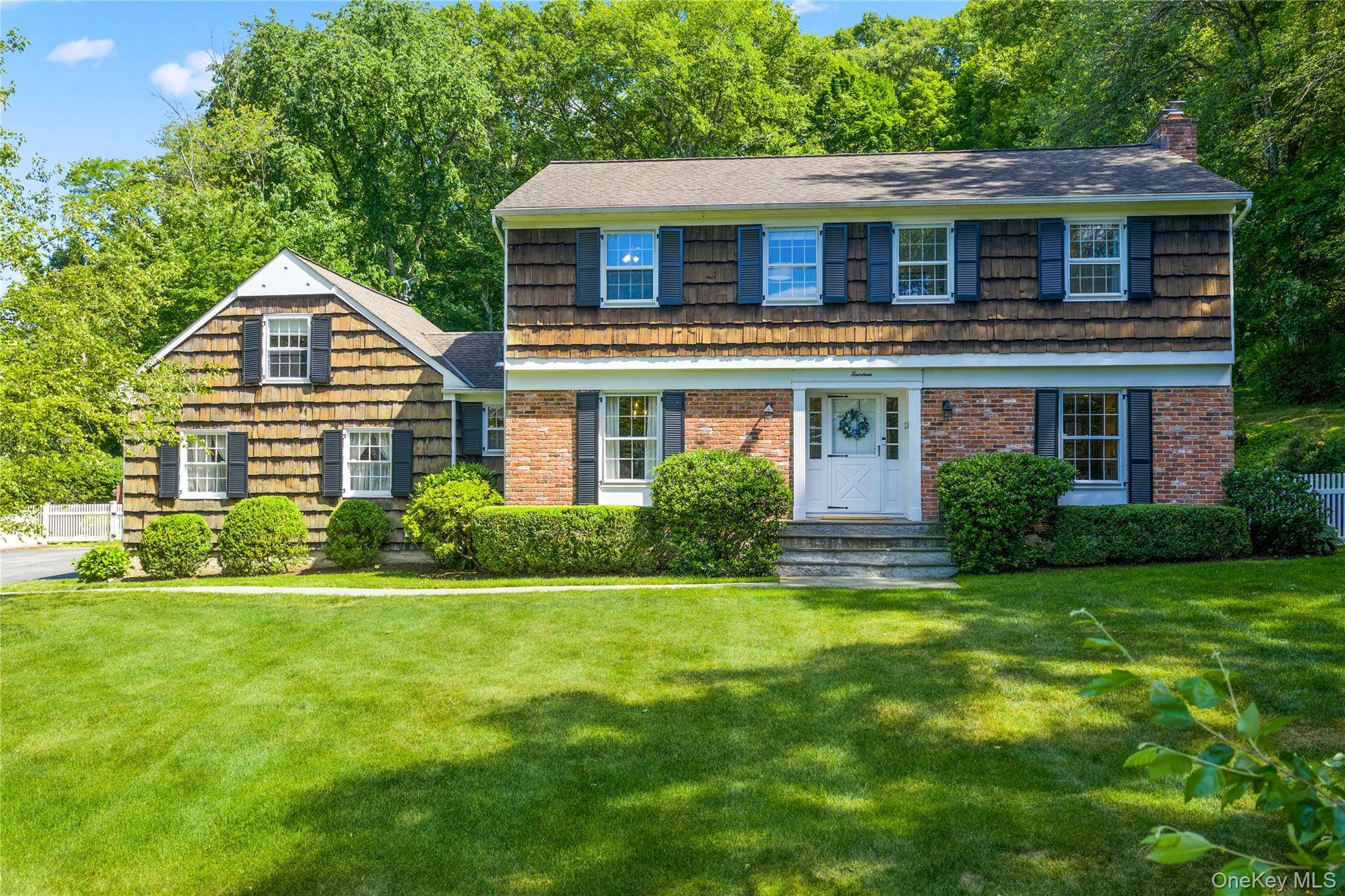 14 Briarwood LN, Pleasantville, NY 10570