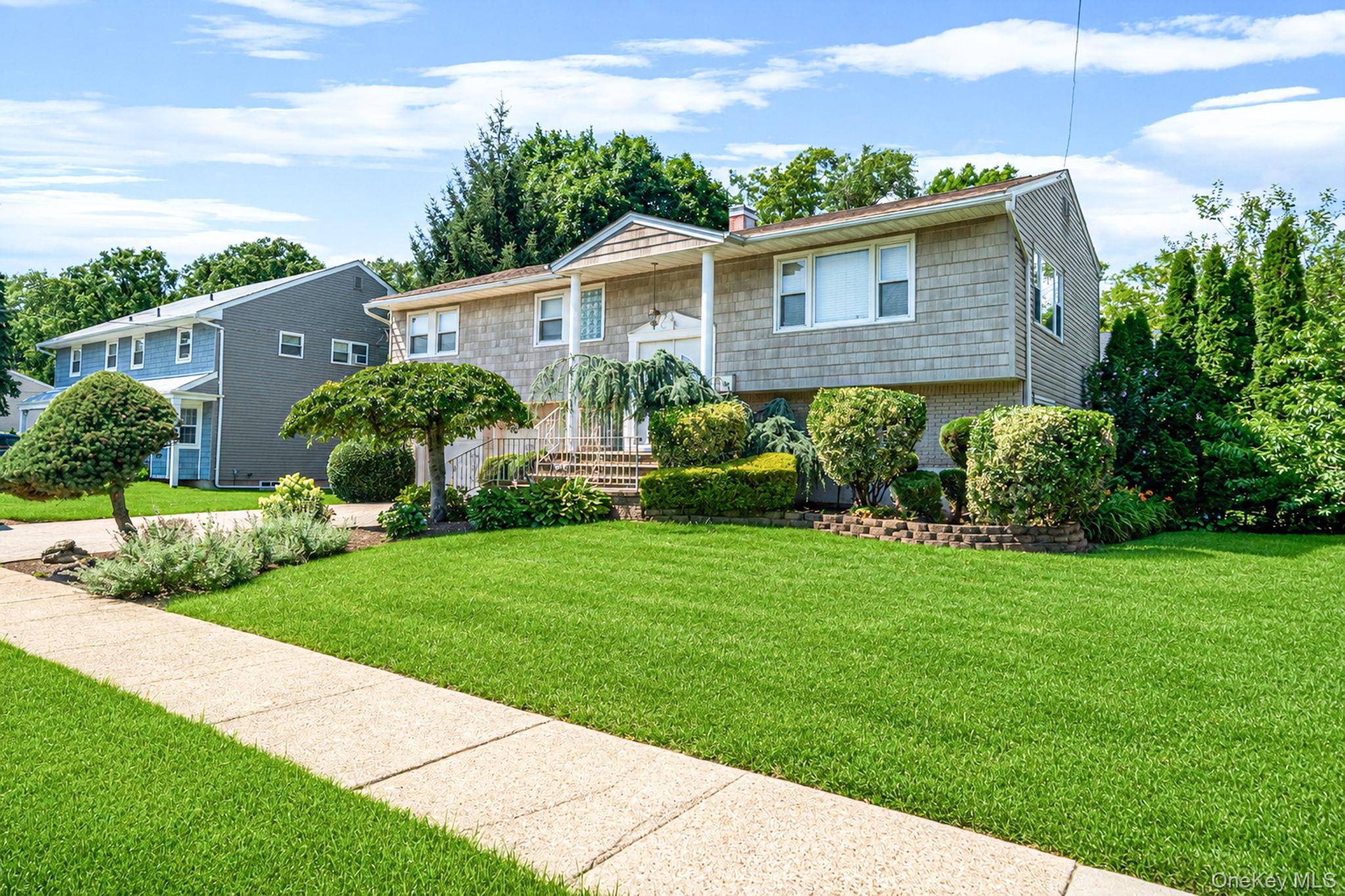 523 Livingston ST, Westbury, NY 11590