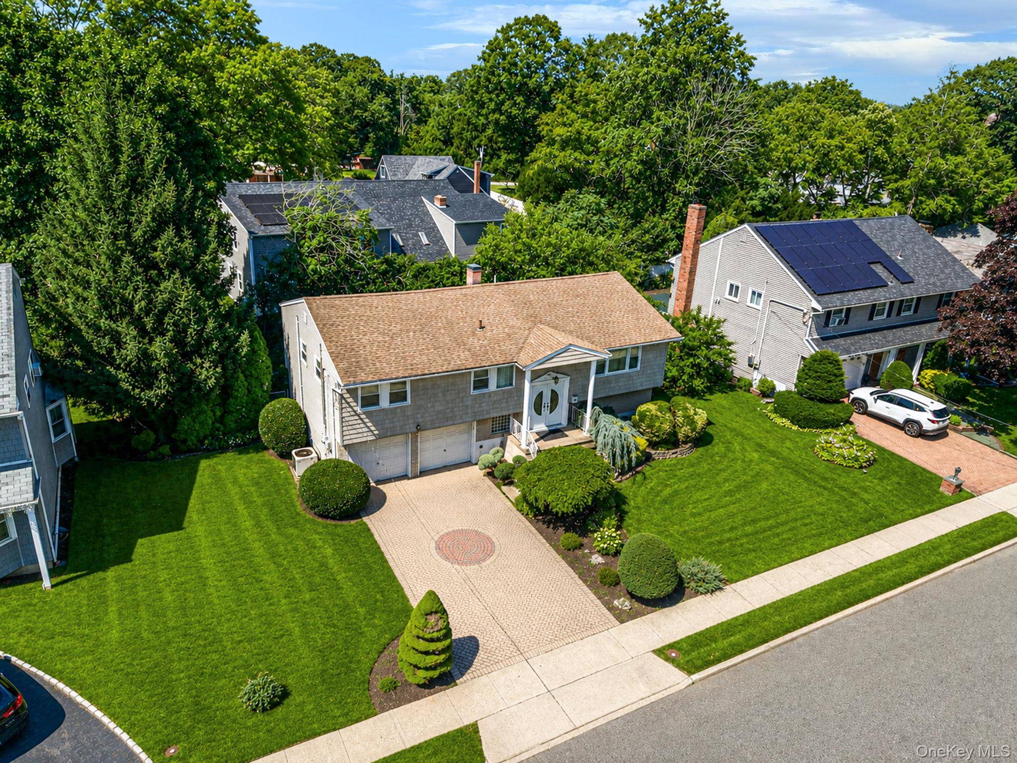 523 Livingston ST, Westbury, NY 11590