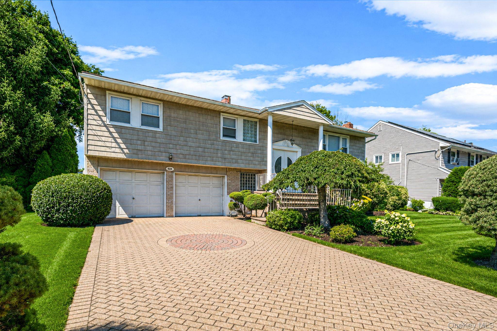523 Livingston ST, Westbury, NY 11590