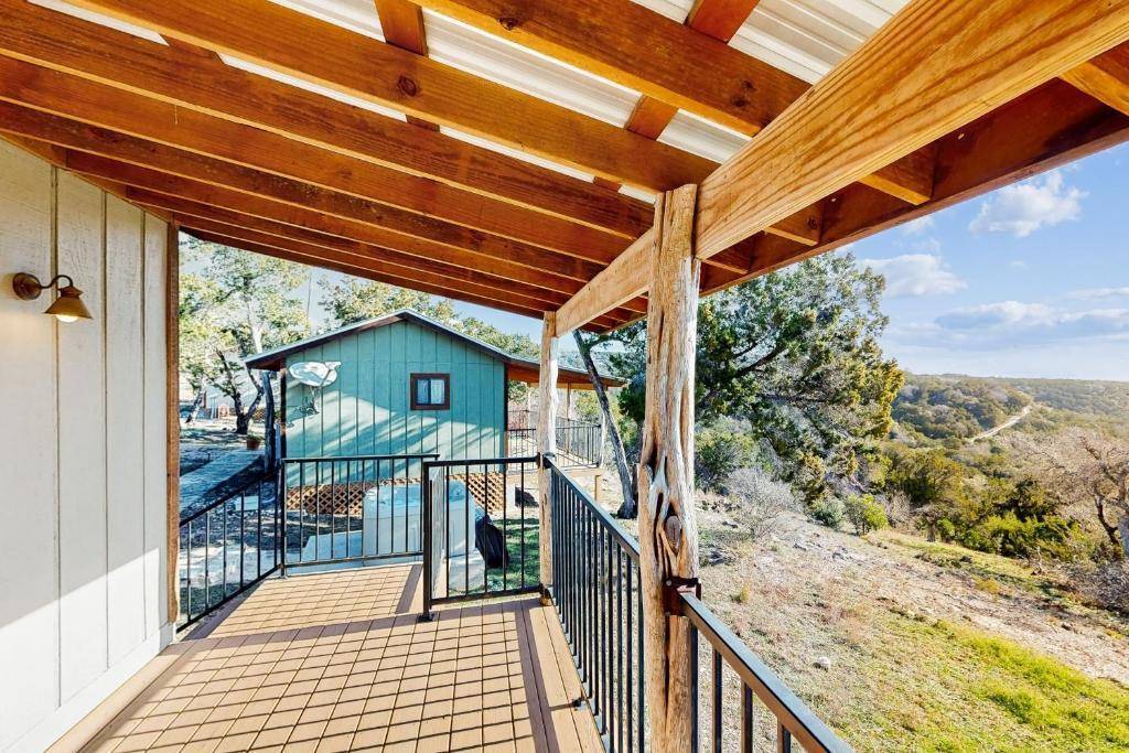 961 Buttercup LN, Wimberley, TX 78676