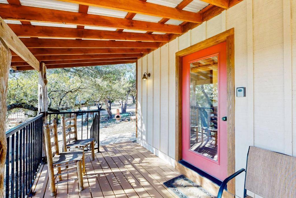 961 Buttercup LN, Wimberley, TX 78676