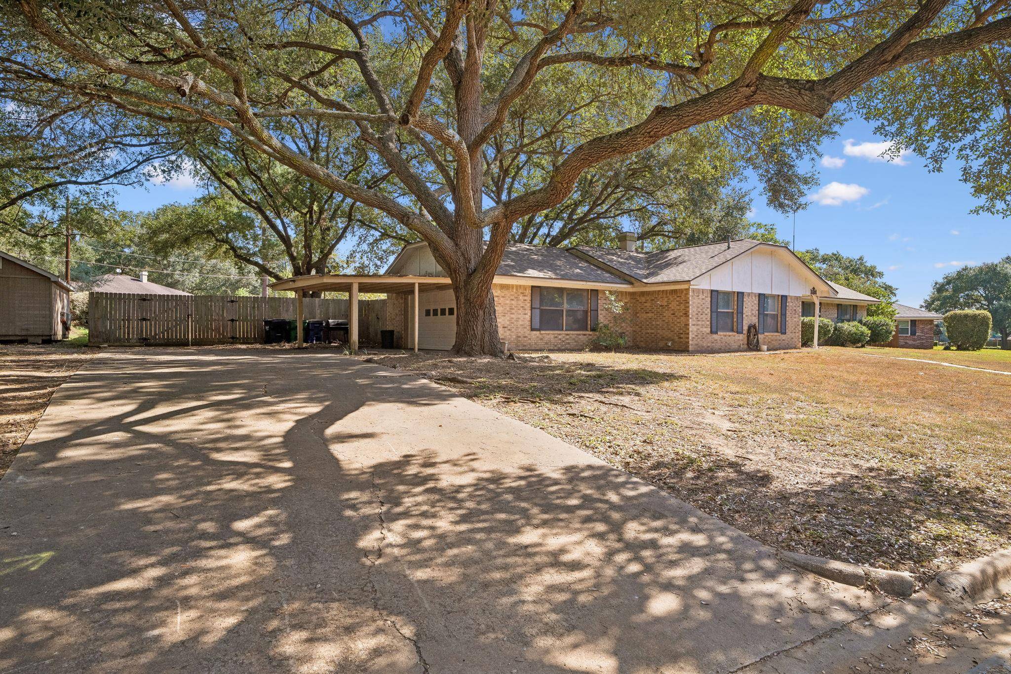 1203 Hollis DR, Brenham, TX 77833