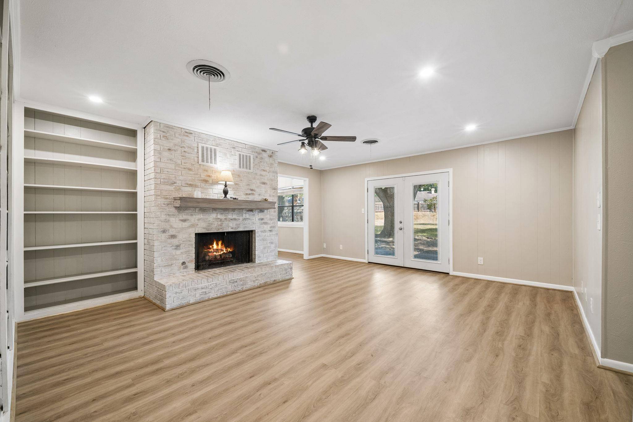 1203 Hollis DR, Brenham, TX 77833