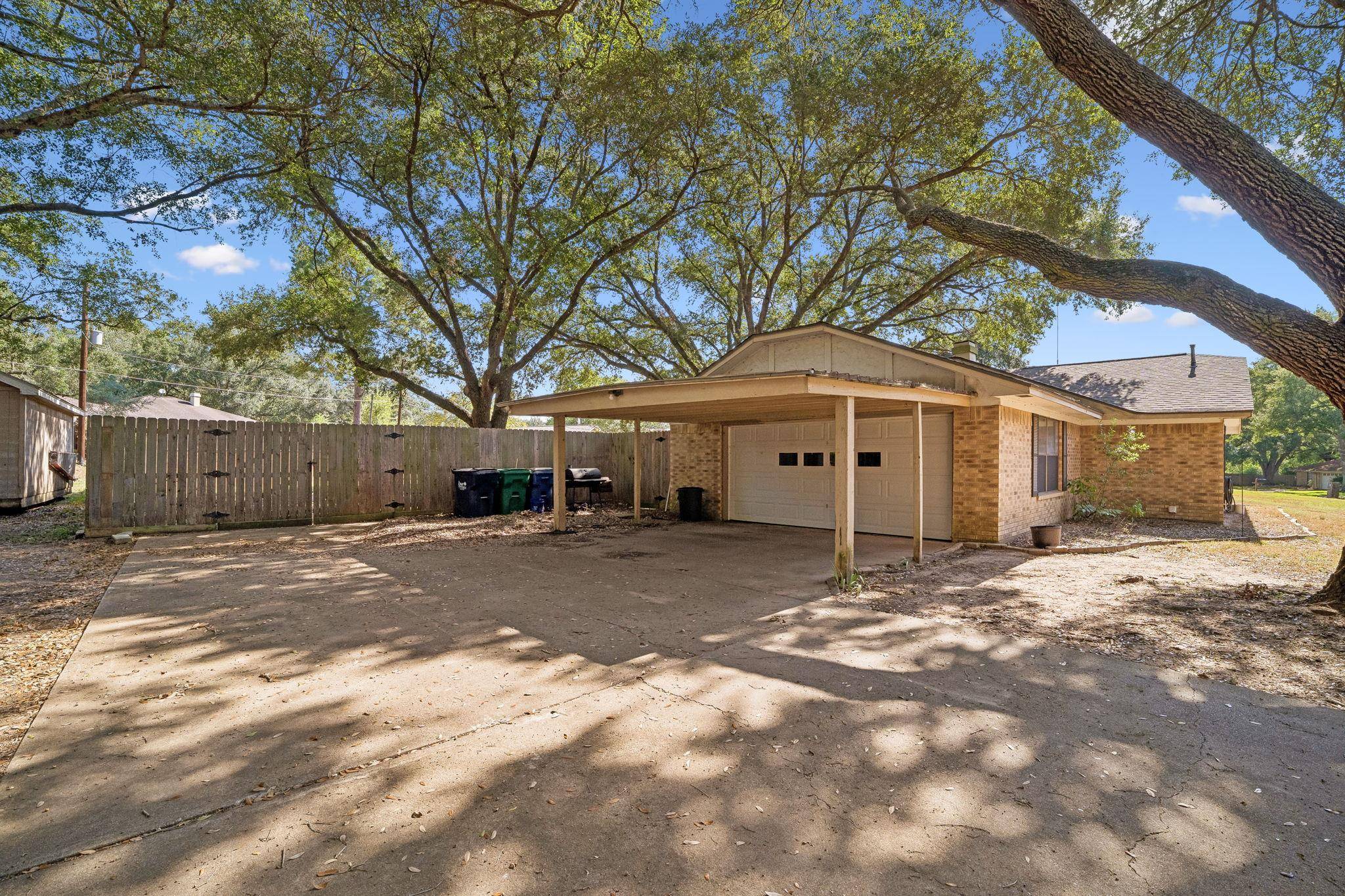 1203 Hollis DR, Brenham, TX 77833