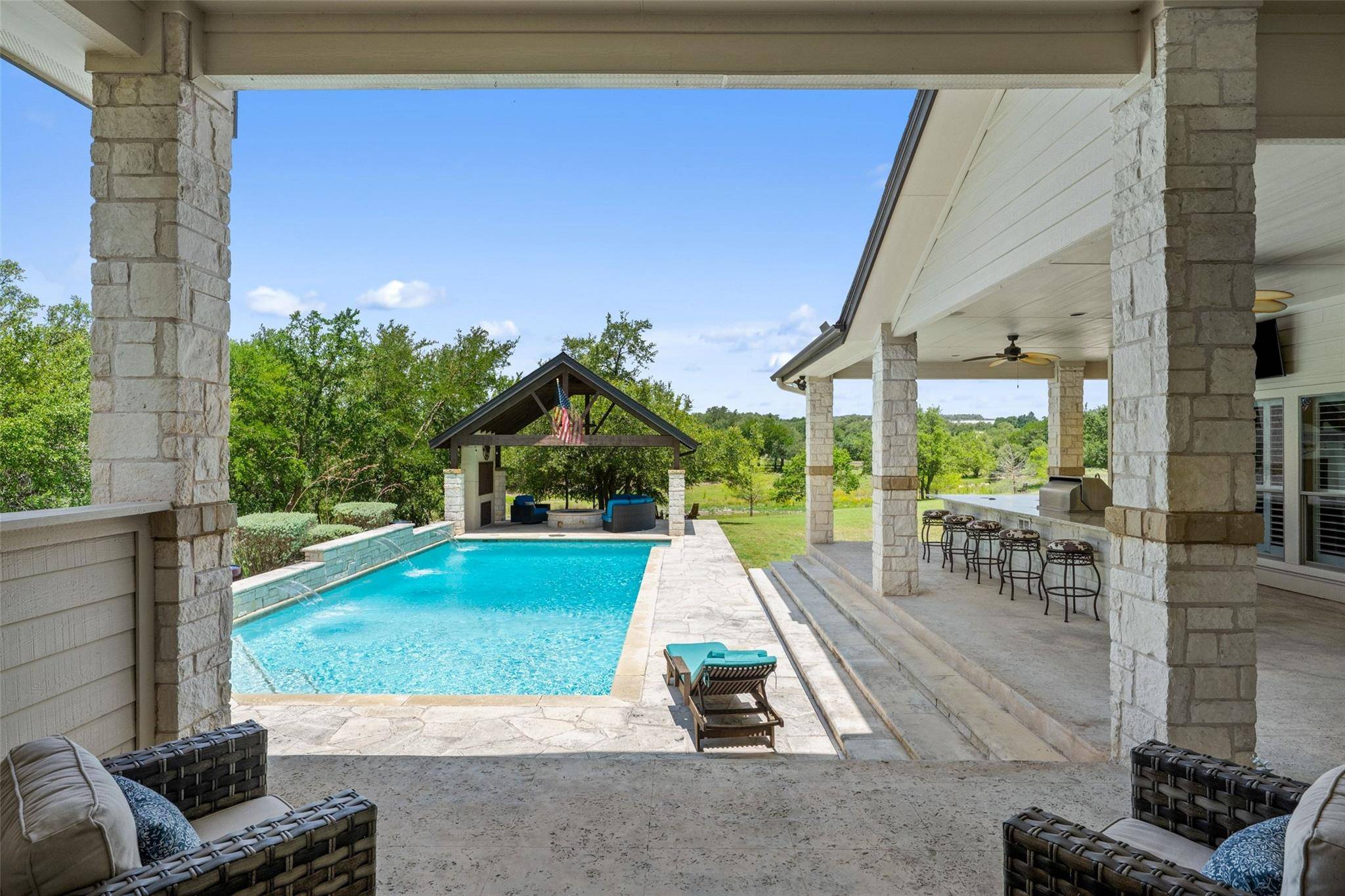 208 Hacienda PL, Dripping Springs, TX 78620