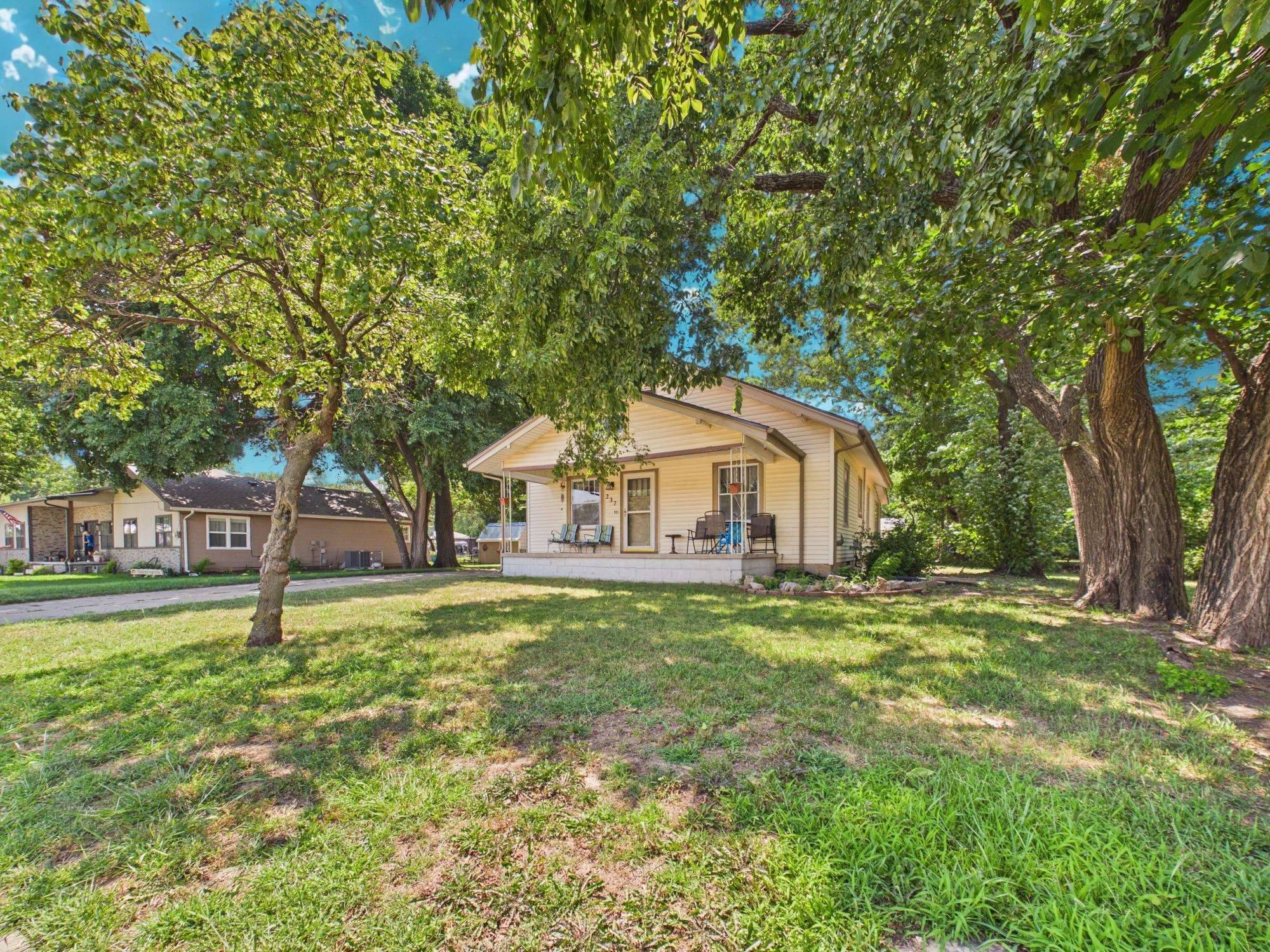 237 S 4th Ave, Clearwater, KS 67026