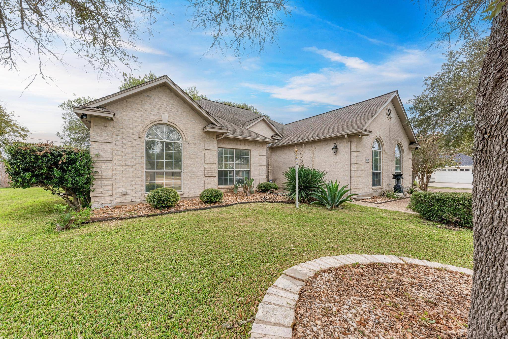 1610 Meadow LN, Lockhart, TX 78644