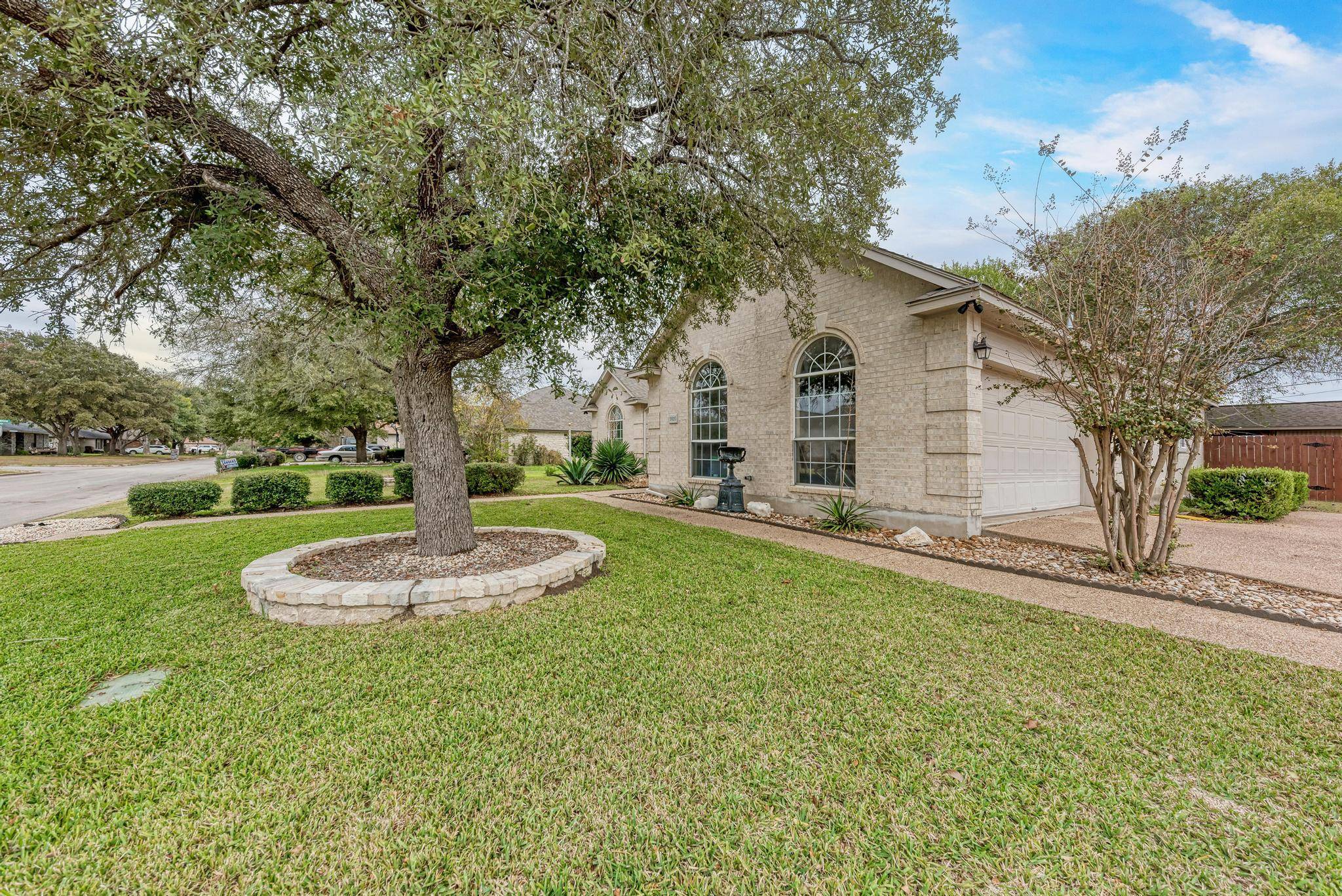 1610 Meadow LN, Lockhart, TX 78644