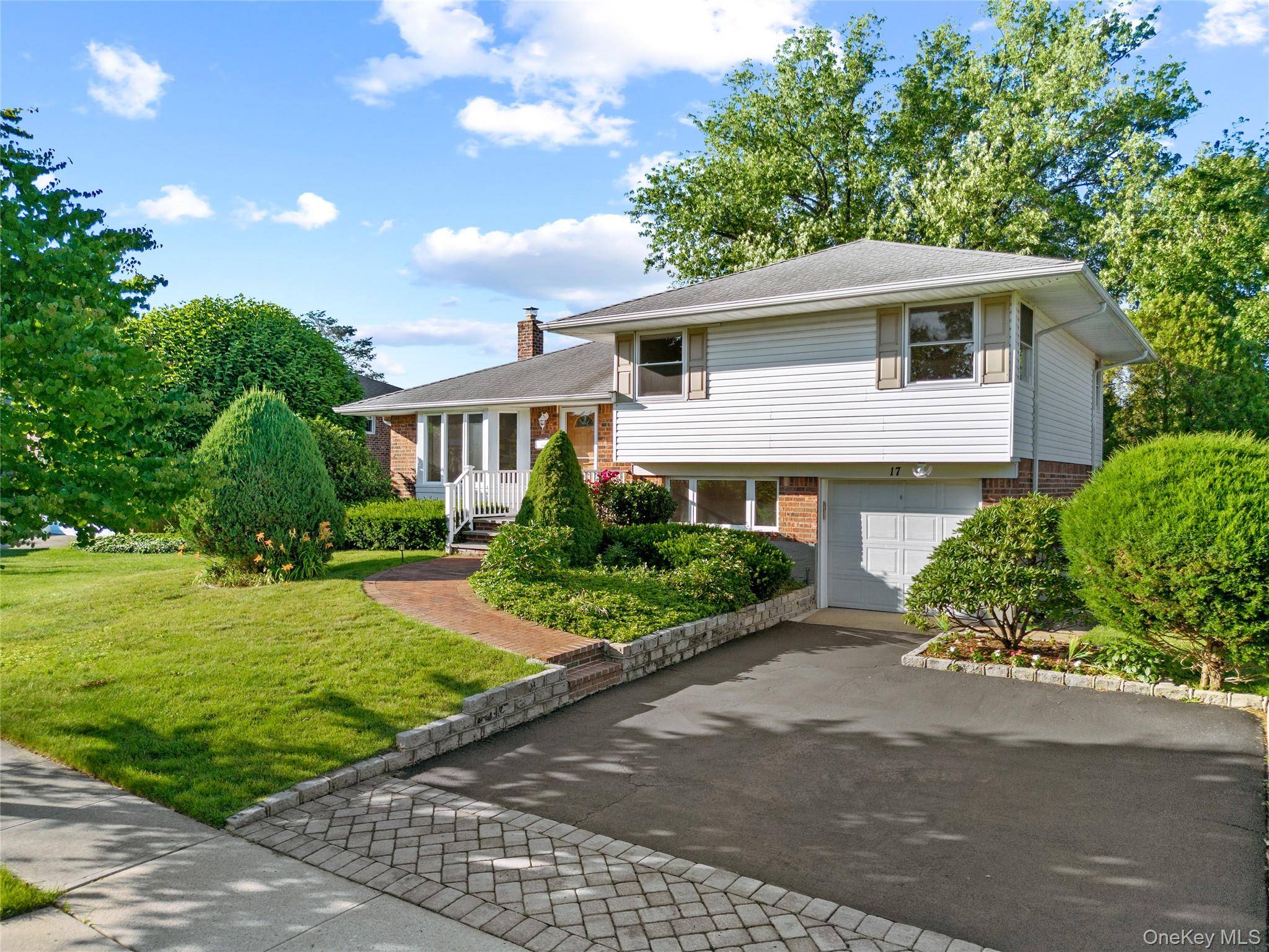 17 Wren DR, Woodbury, NY 11797