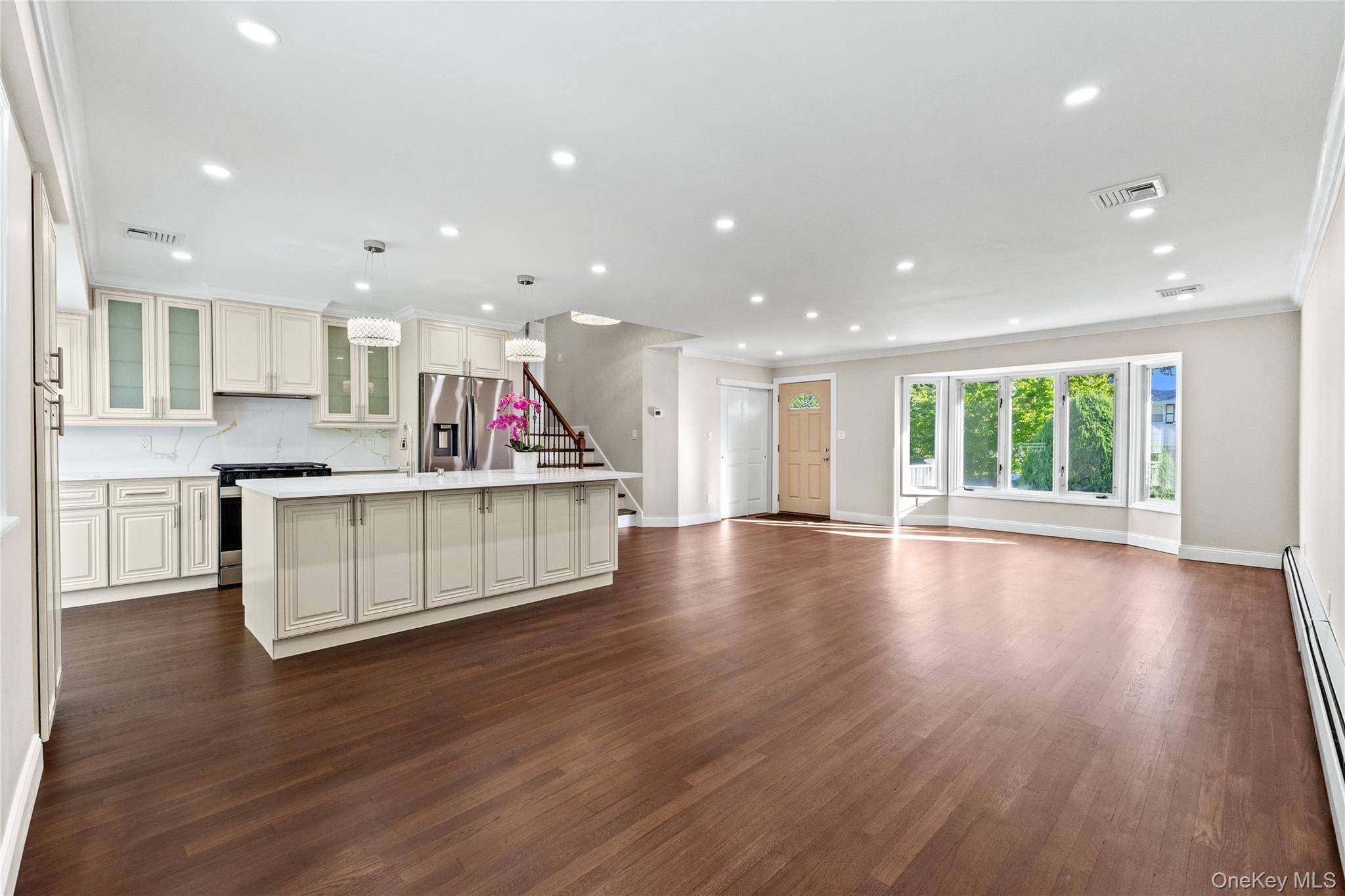 17 Wren DR, Woodbury, NY 11797