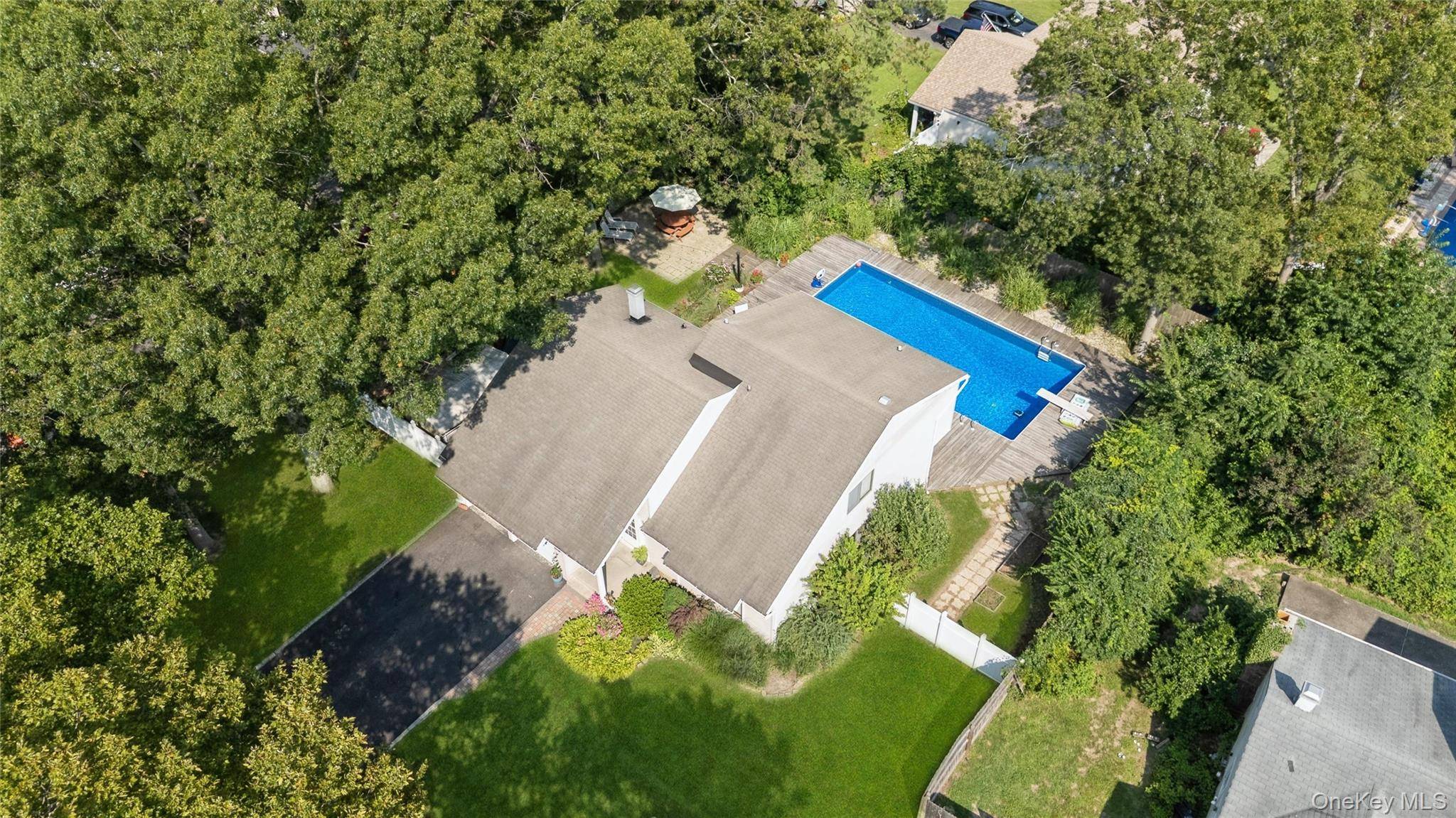 27 Sugarbush LN, Coram, NY 11727