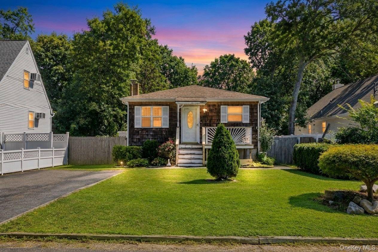 166 Auborn AVE, Shirley, NY 11967