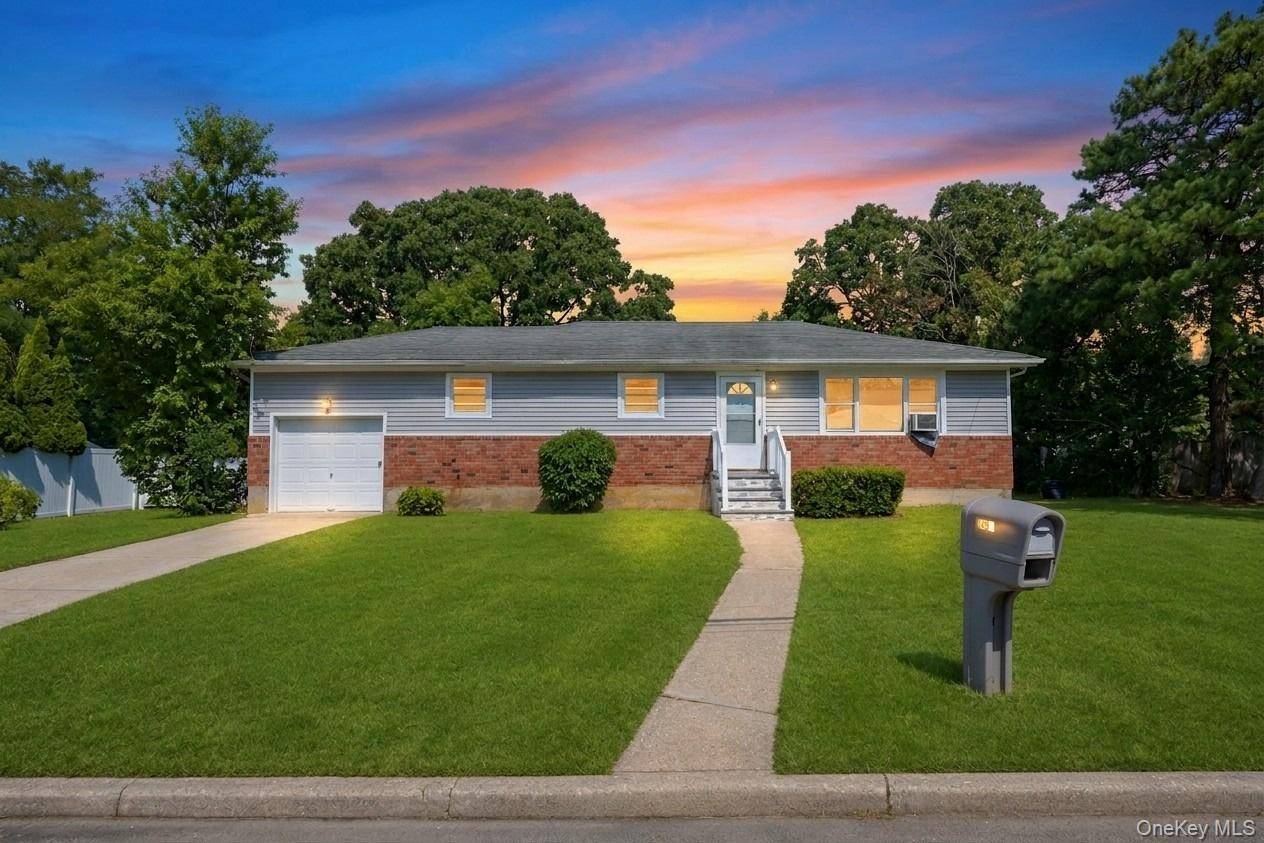 334 Robbins ST, Lindenhurst, NY 11757