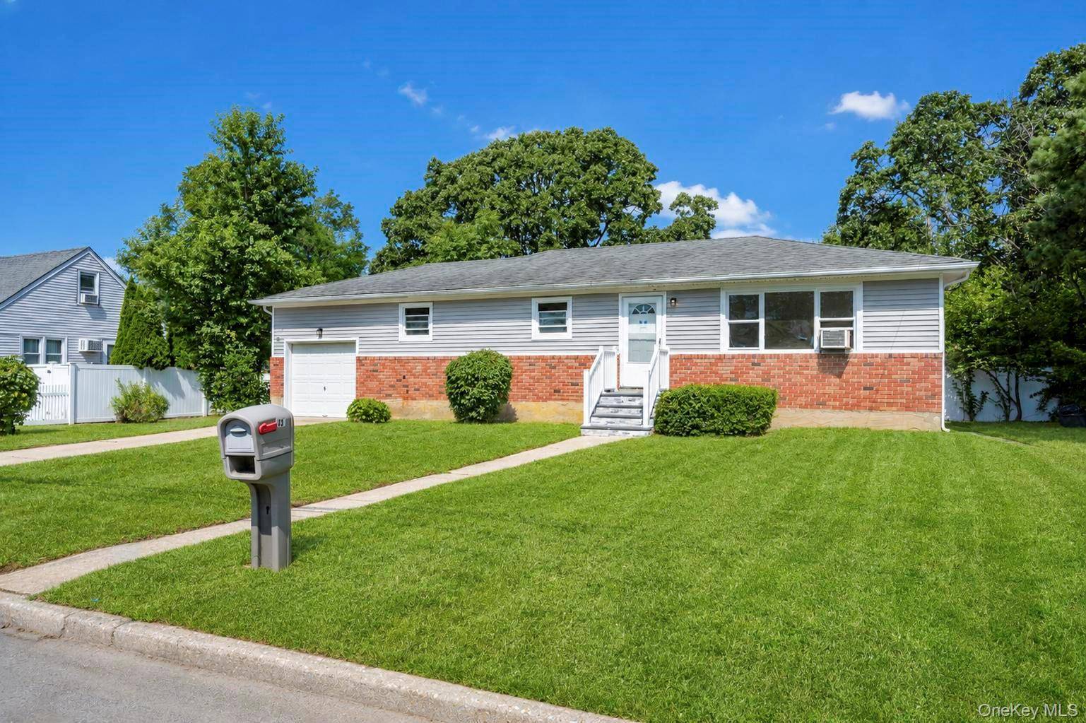 334 Robbins ST, Lindenhurst, NY 11757