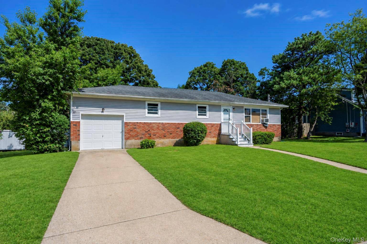 334 Robbins ST, Lindenhurst, NY 11757