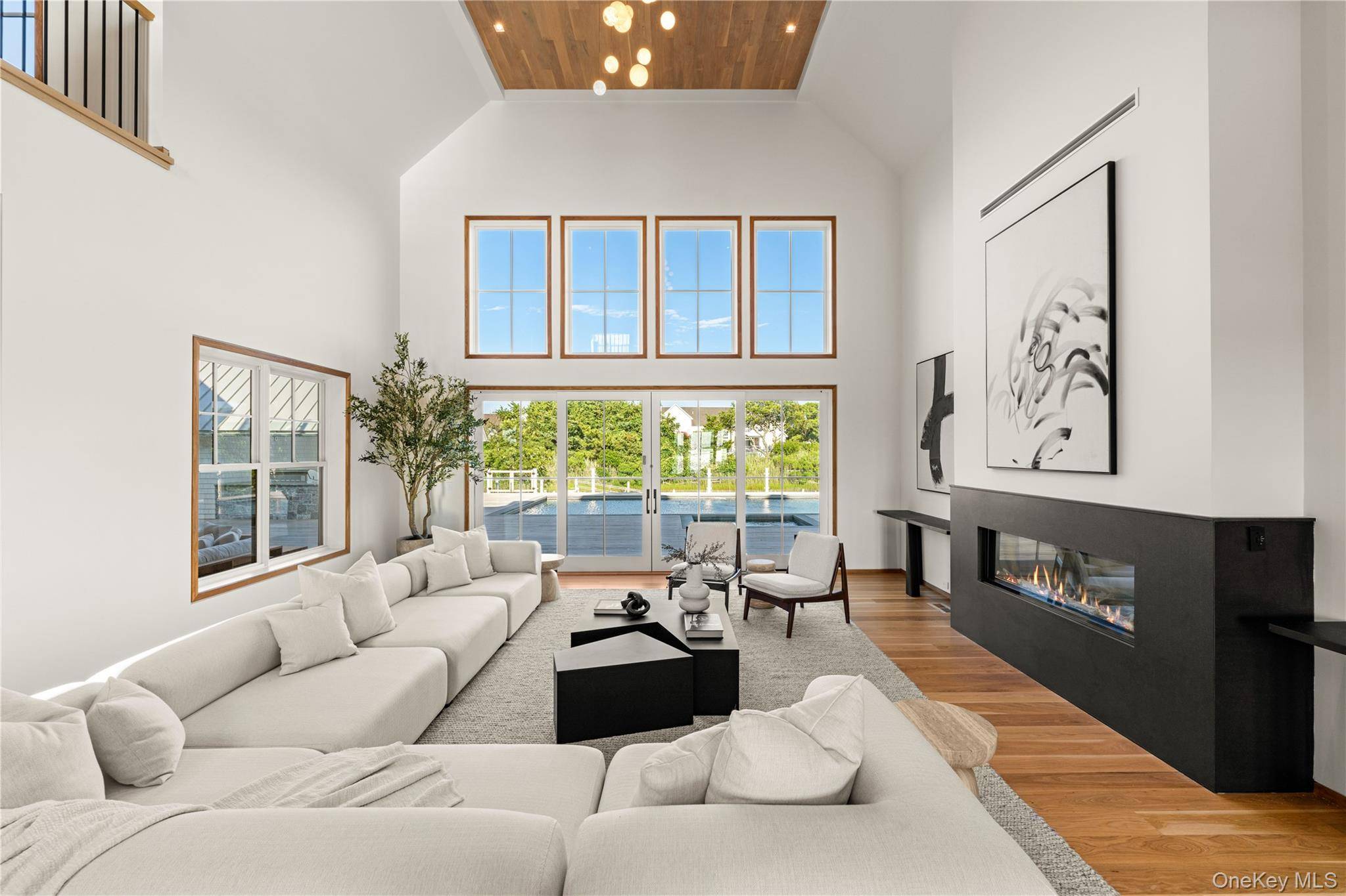 32 Quogo Neck LN, Quogue, NY 11959