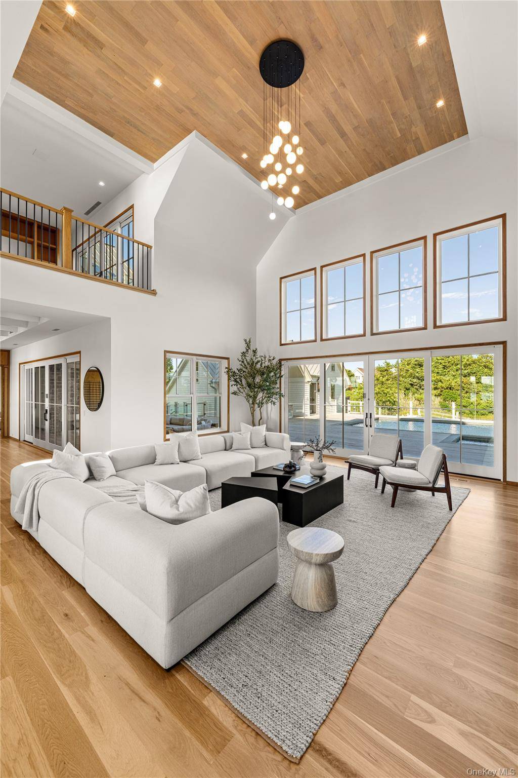 32 Quogo Neck LN, Quogue, NY 11959