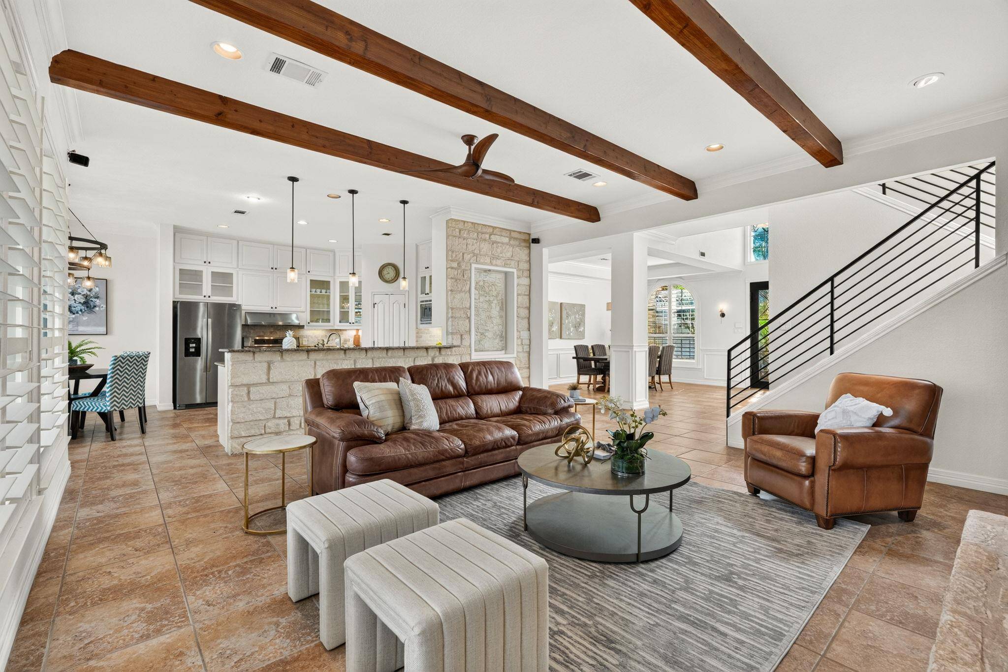 47 WATERFALL DR, The Hills, TX 78738