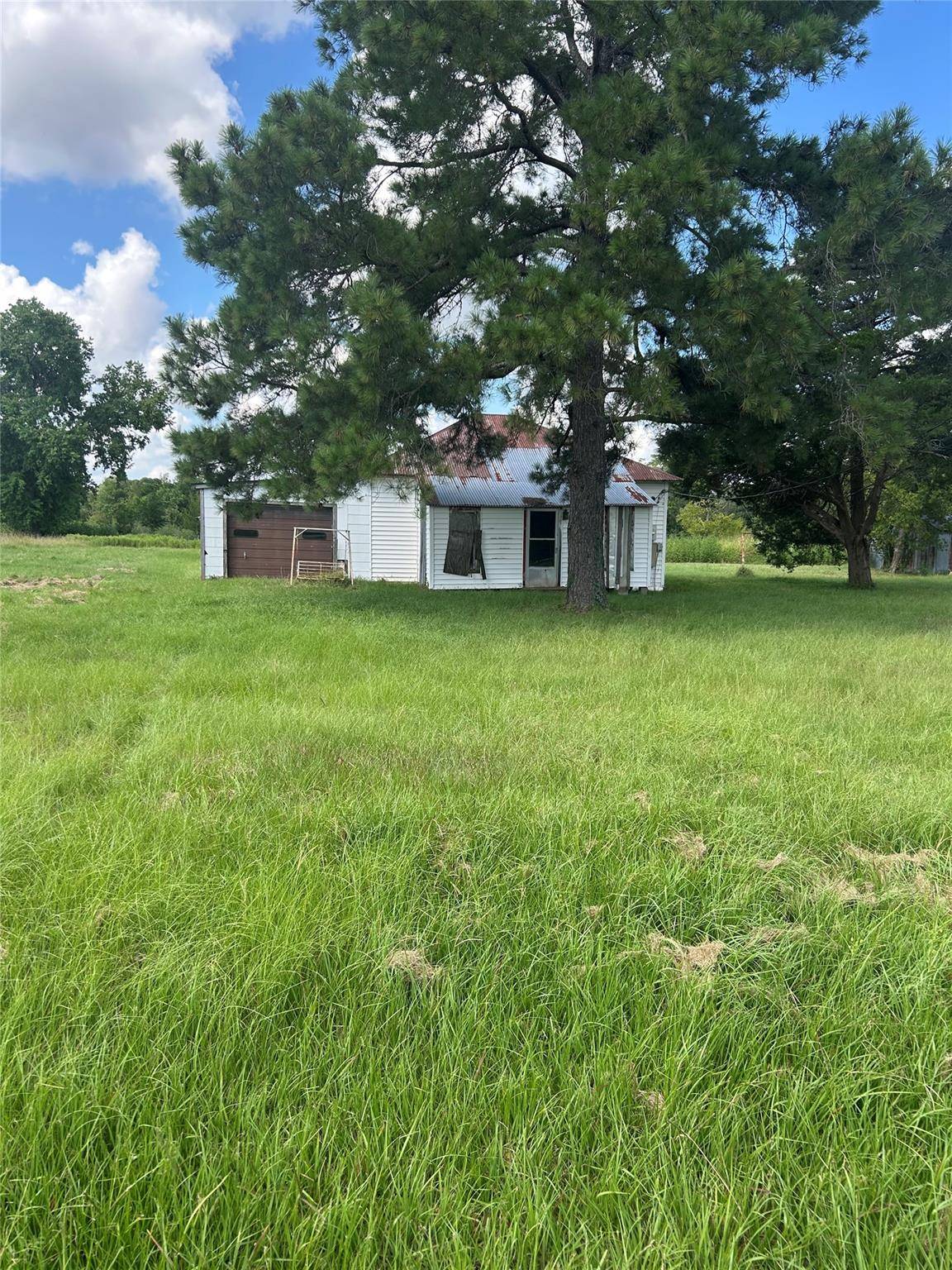 302 Cochran ST, Muldoon, TX 78949