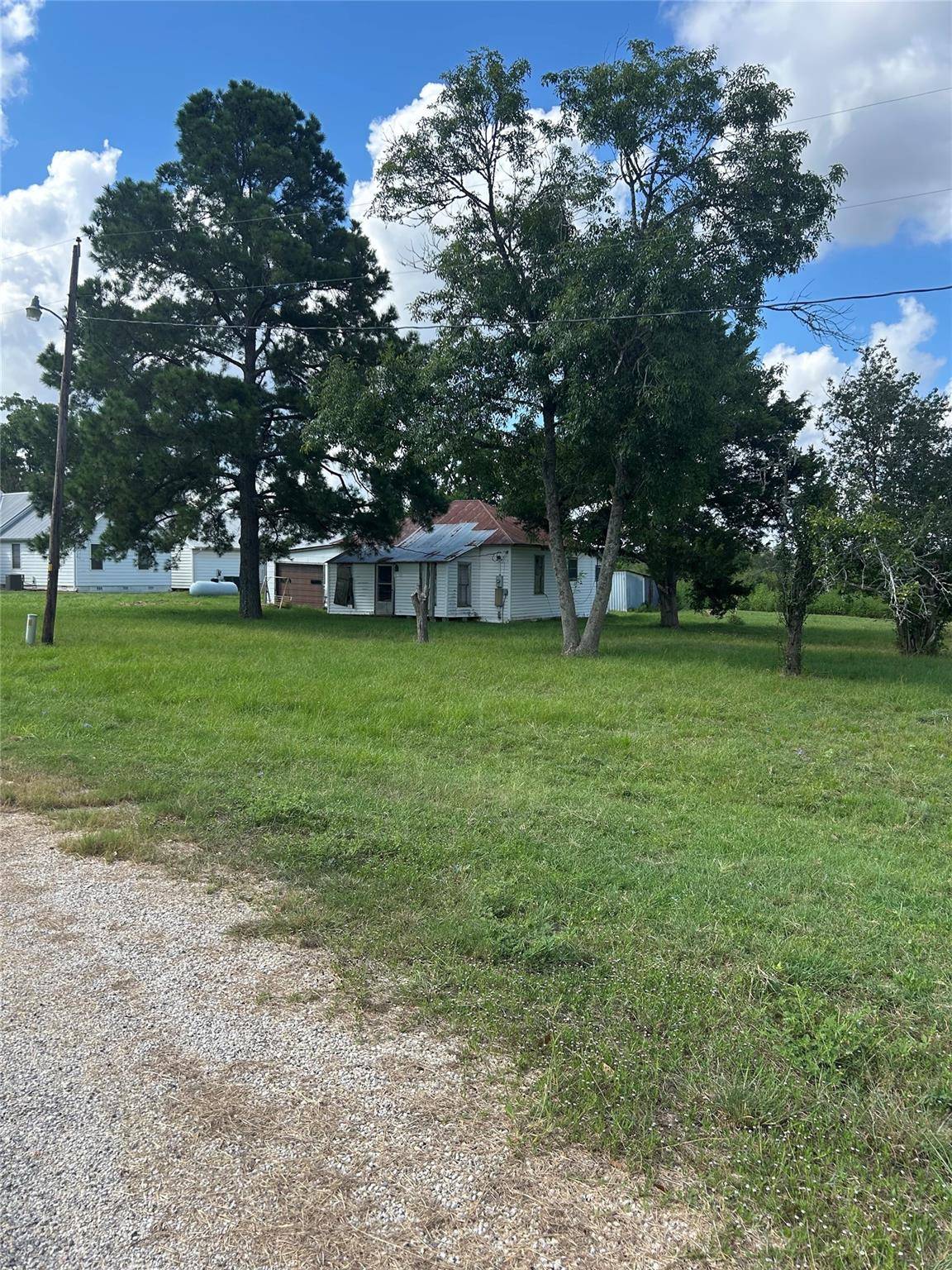 302 Cochran ST, Muldoon, TX 78949