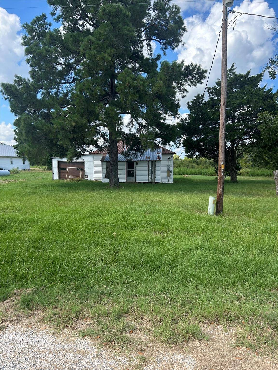 302 Cochran ST, Muldoon, TX 78949